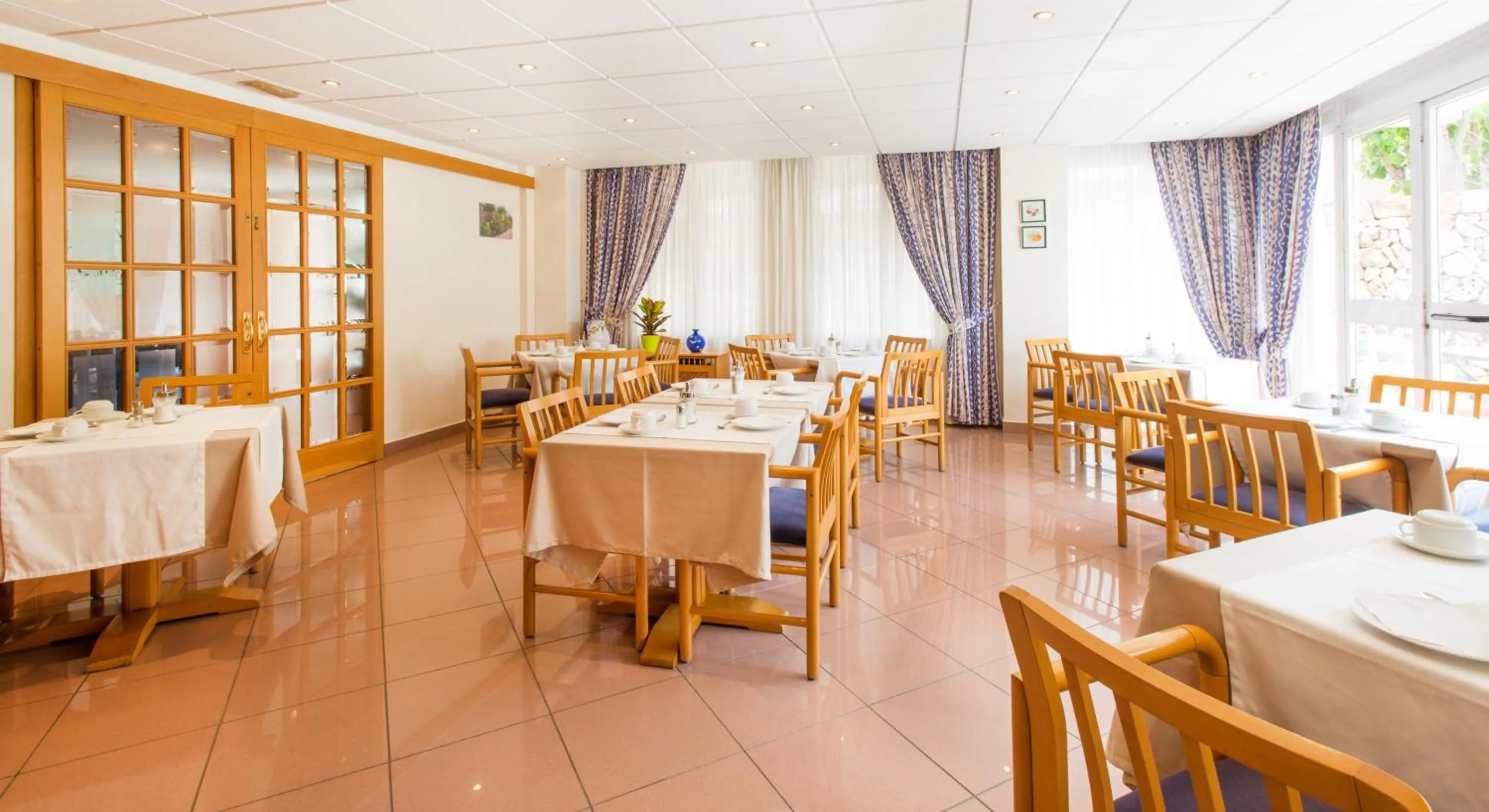 Restaurant/places to eat in Hostal Residencia Sutimar