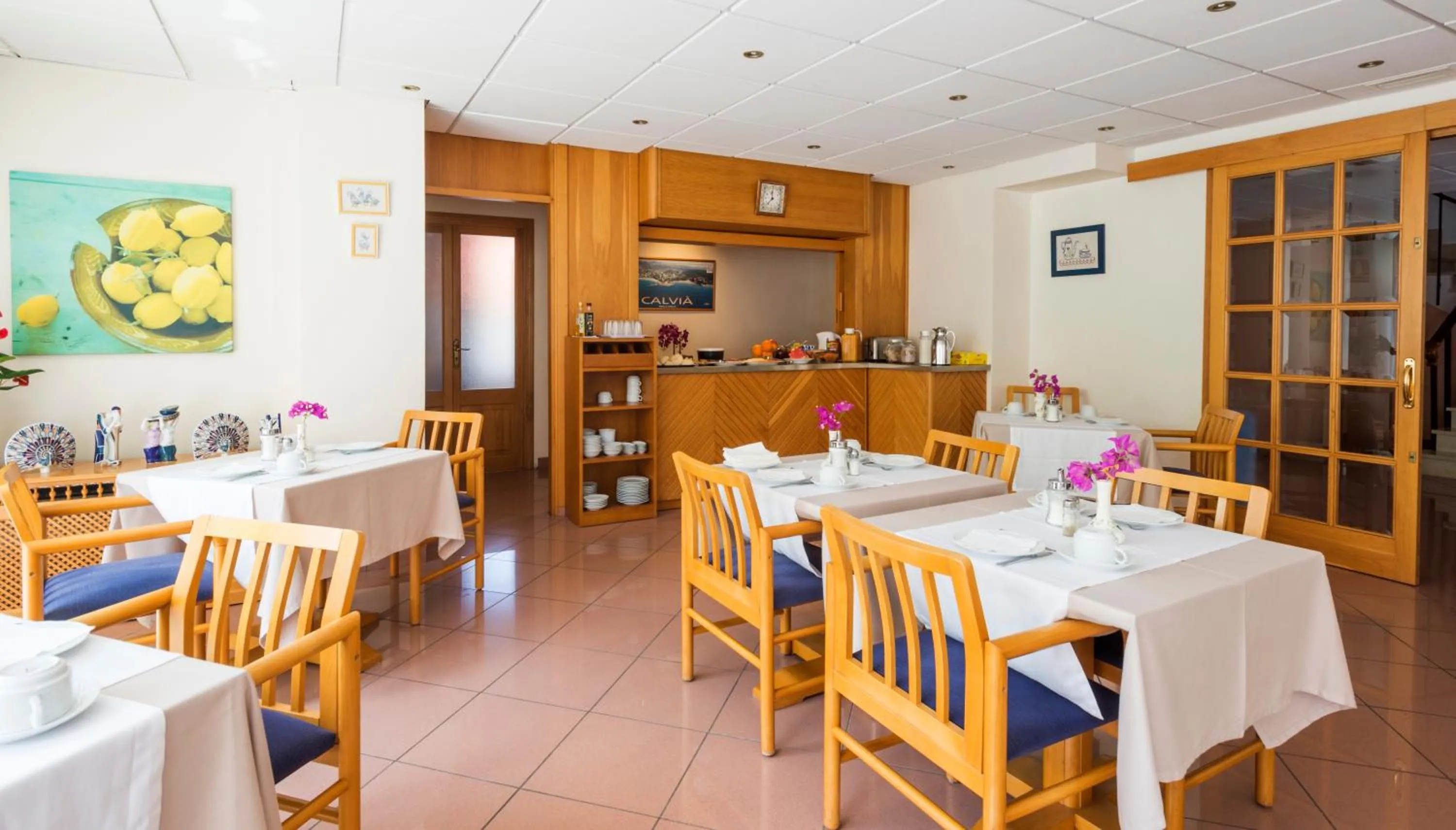 Restaurant/places to eat in Hostal Residencia Sutimar