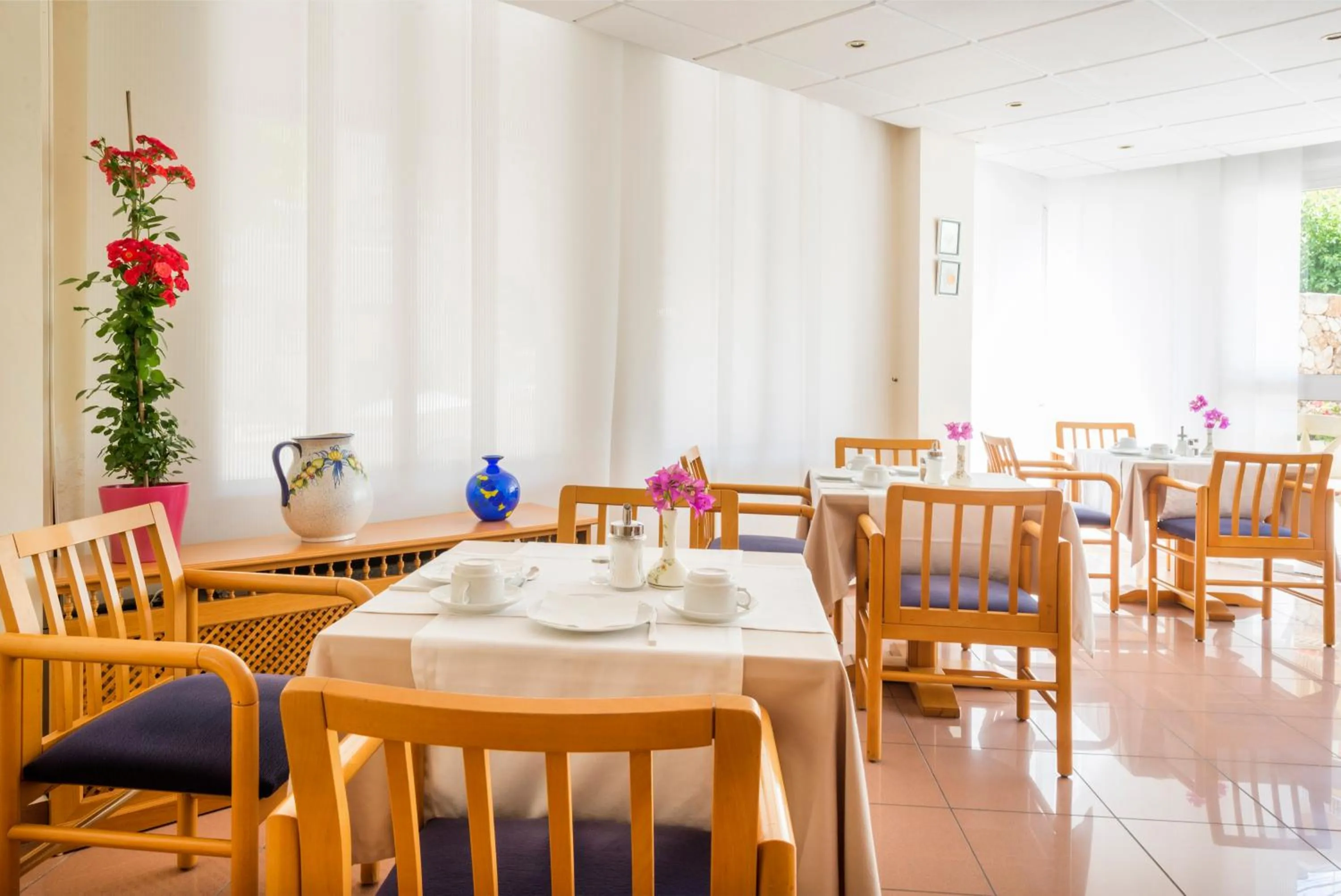 Restaurant/places to eat in Hostal Residencia Sutimar