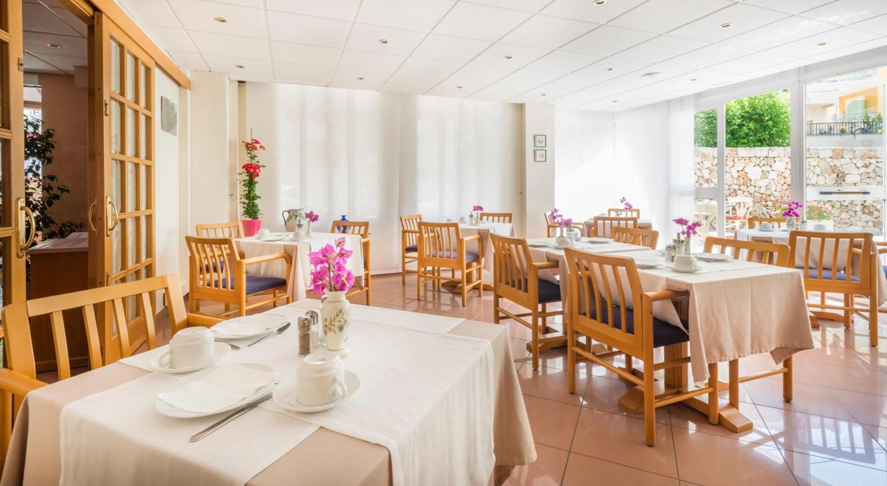 Restaurant/places to eat in Hostal Residencia Sutimar