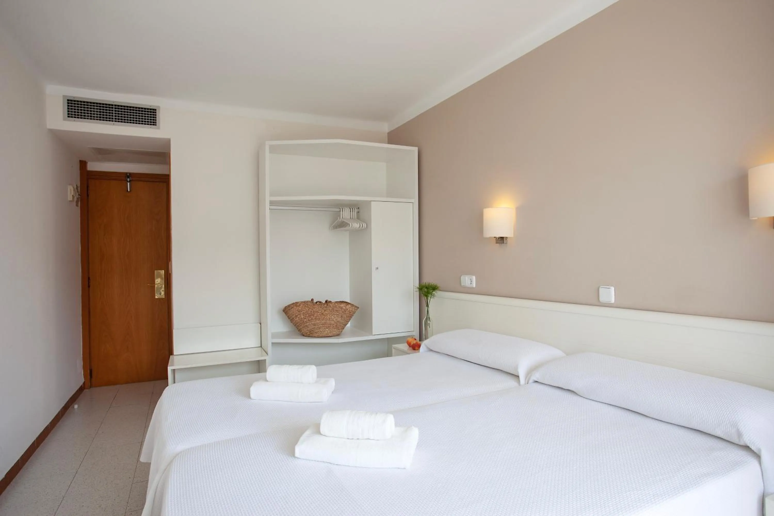 Decorative detail, Bed in Hostal Residencia Sutimar