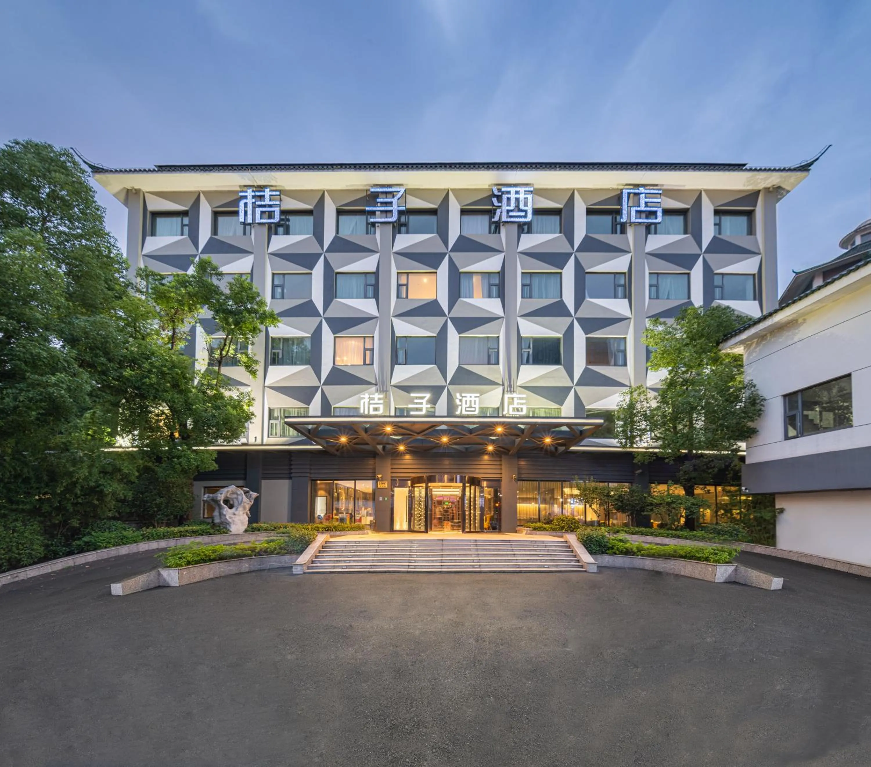 Property building in Orange Hotel Shanghai Hongqiao Airport Dingbian Road Subway Station Branch - Free Hongqiao Airport & Hongqiao Train station Shuttle Bus