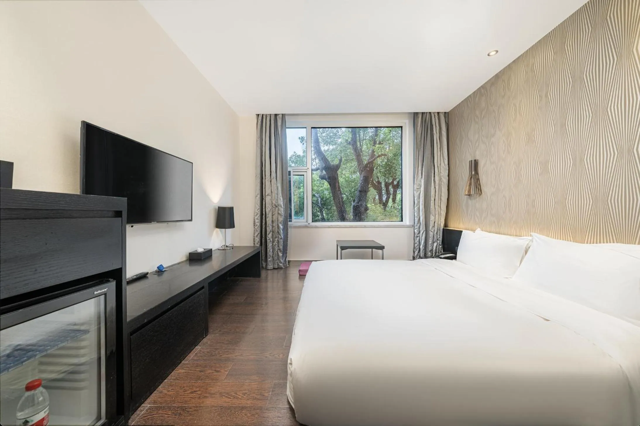 Photo of the whole room in Orange Hotel Shanghai Hongqiao Airport Dingbian Road Subway Station Branch - Free Hongqiao Airport & Hongqiao Train station Shuttle Bus