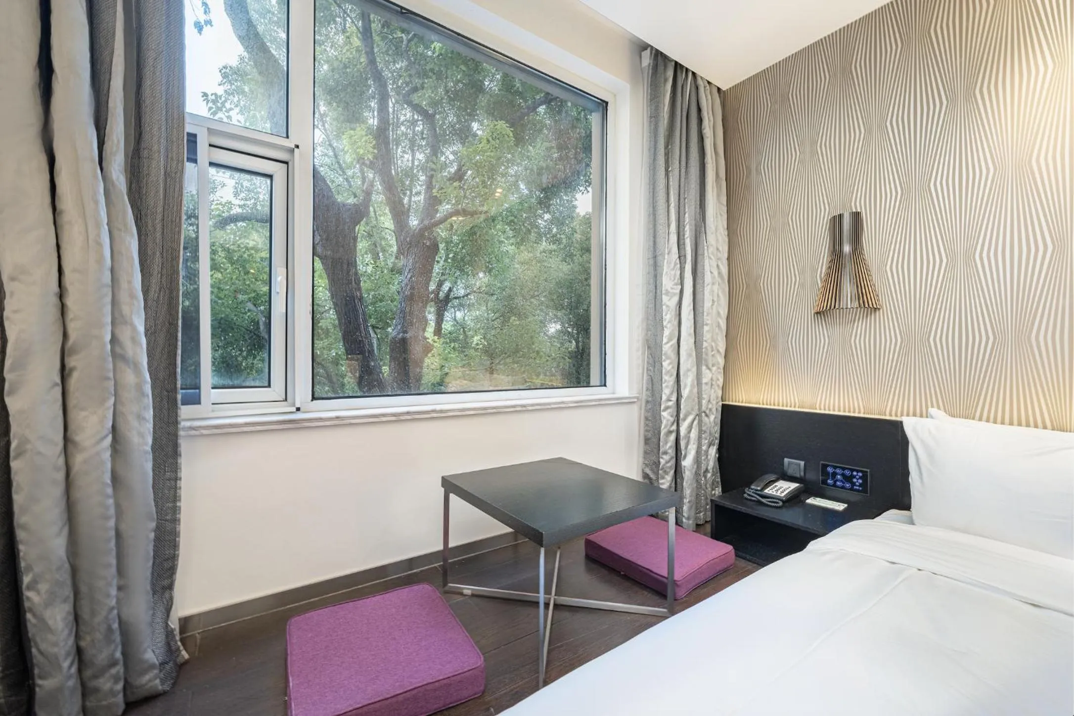 Photo of the whole room in Orange Hotel Shanghai Hongqiao Airport Dingbian Road Subway Station Branch - Free Hongqiao Airport & Hongqiao Train station Shuttle Bus