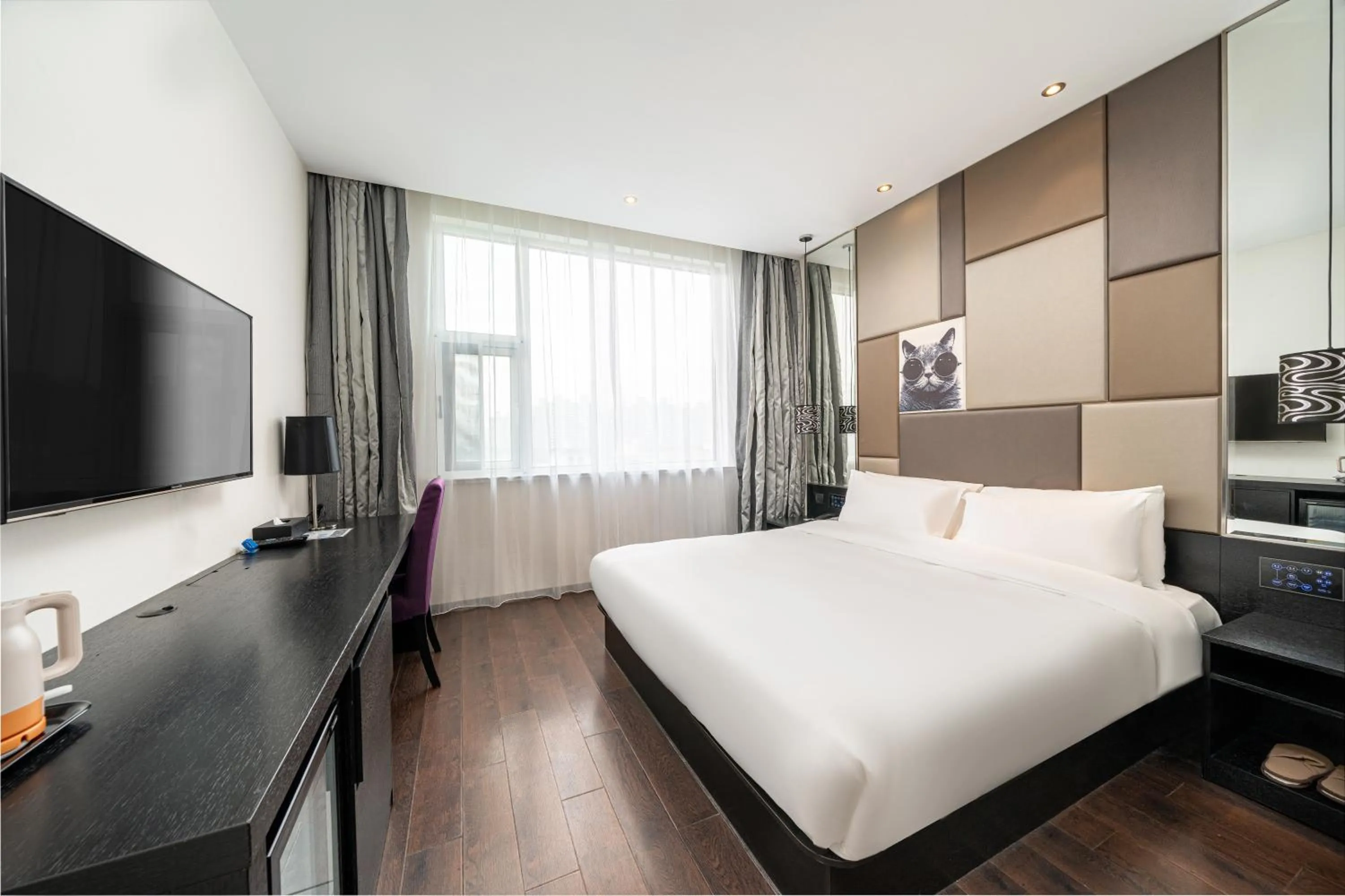 Photo of the whole room in Orange Hotel Shanghai Hongqiao Airport Dingbian Road Subway Station Branch - Free Hongqiao Airport & Hongqiao Train station Shuttle Bus