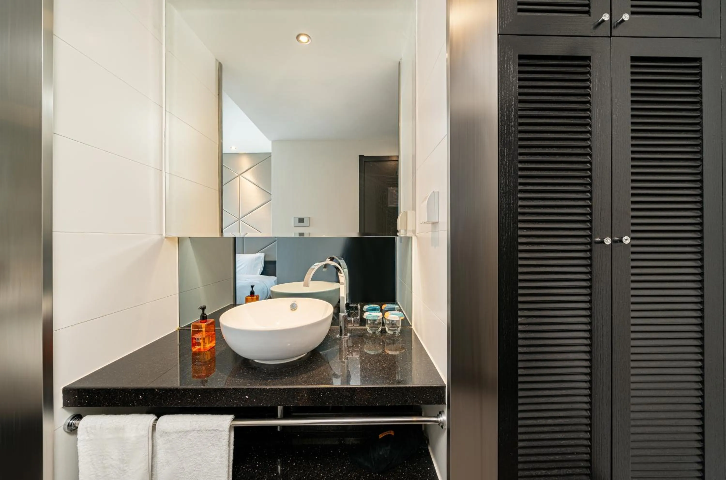 Toilet in Orange Hotel Shanghai Hongqiao Airport Dingbian Road Subway Station Branch - Free Hongqiao Airport & Hongqiao Train station Shuttle Bus