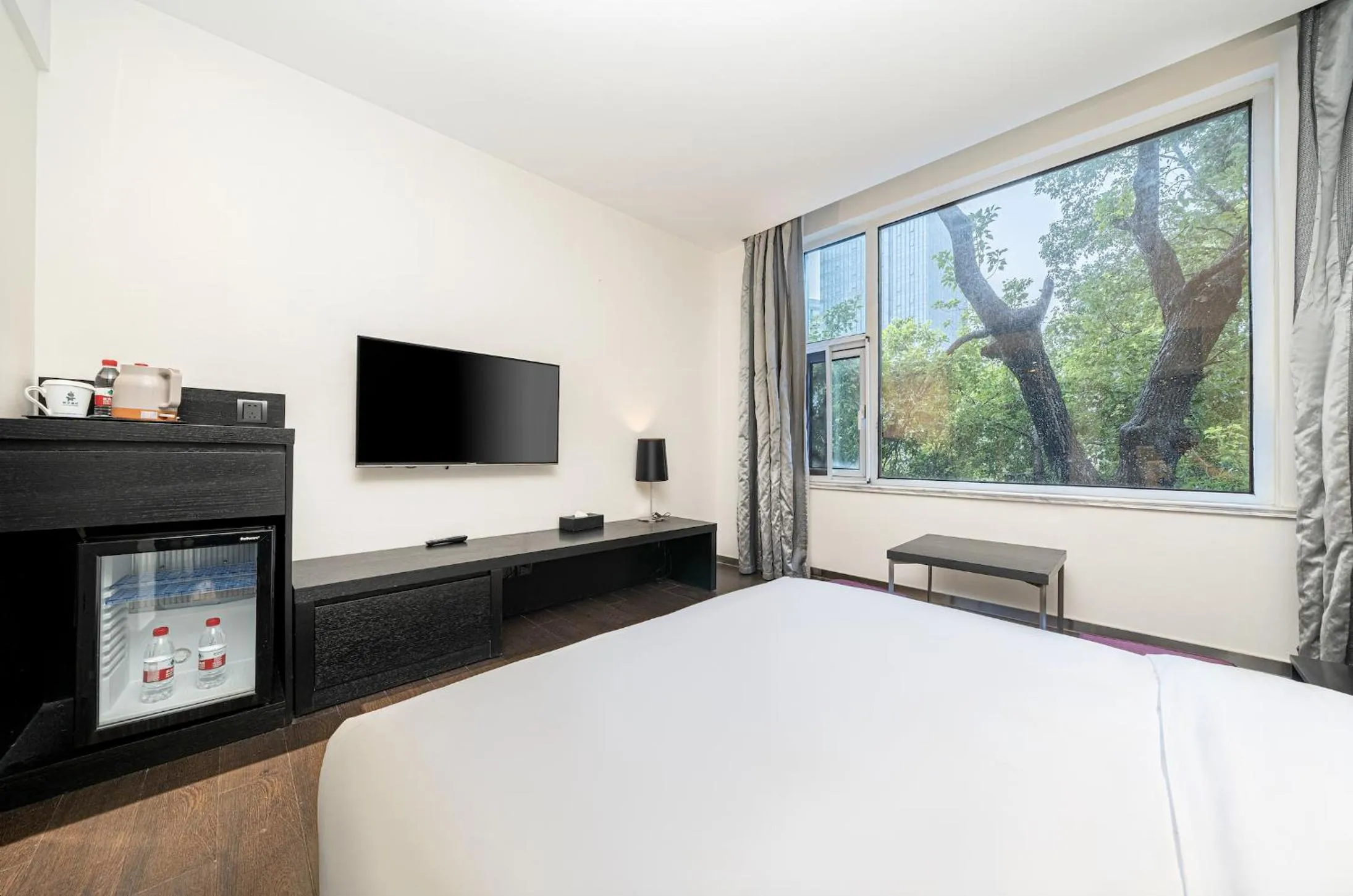 Photo of the whole room in Orange Hotel Shanghai Hongqiao Airport Dingbian Road Subway Station Branch - Free Hongqiao Airport & Hongqiao Train station Shuttle Bus