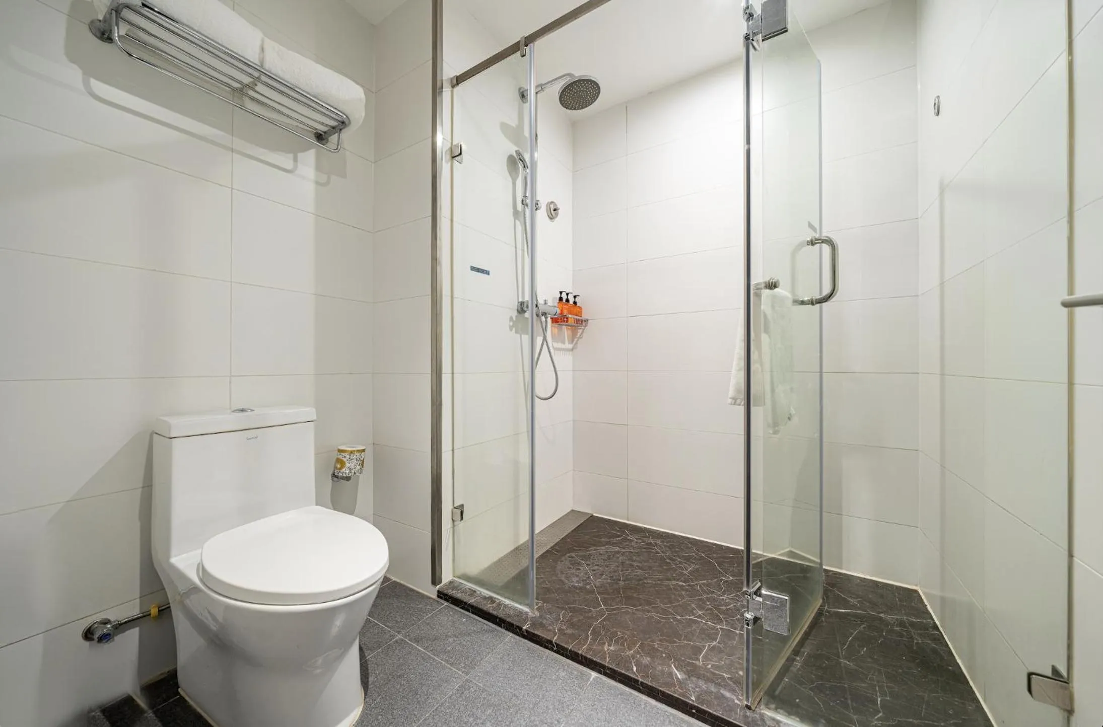 Toilet in Orange Hotel Shanghai Hongqiao Airport Dingbian Road Subway Station Branch - Free Hongqiao Airport & Hongqiao Train station Shuttle Bus