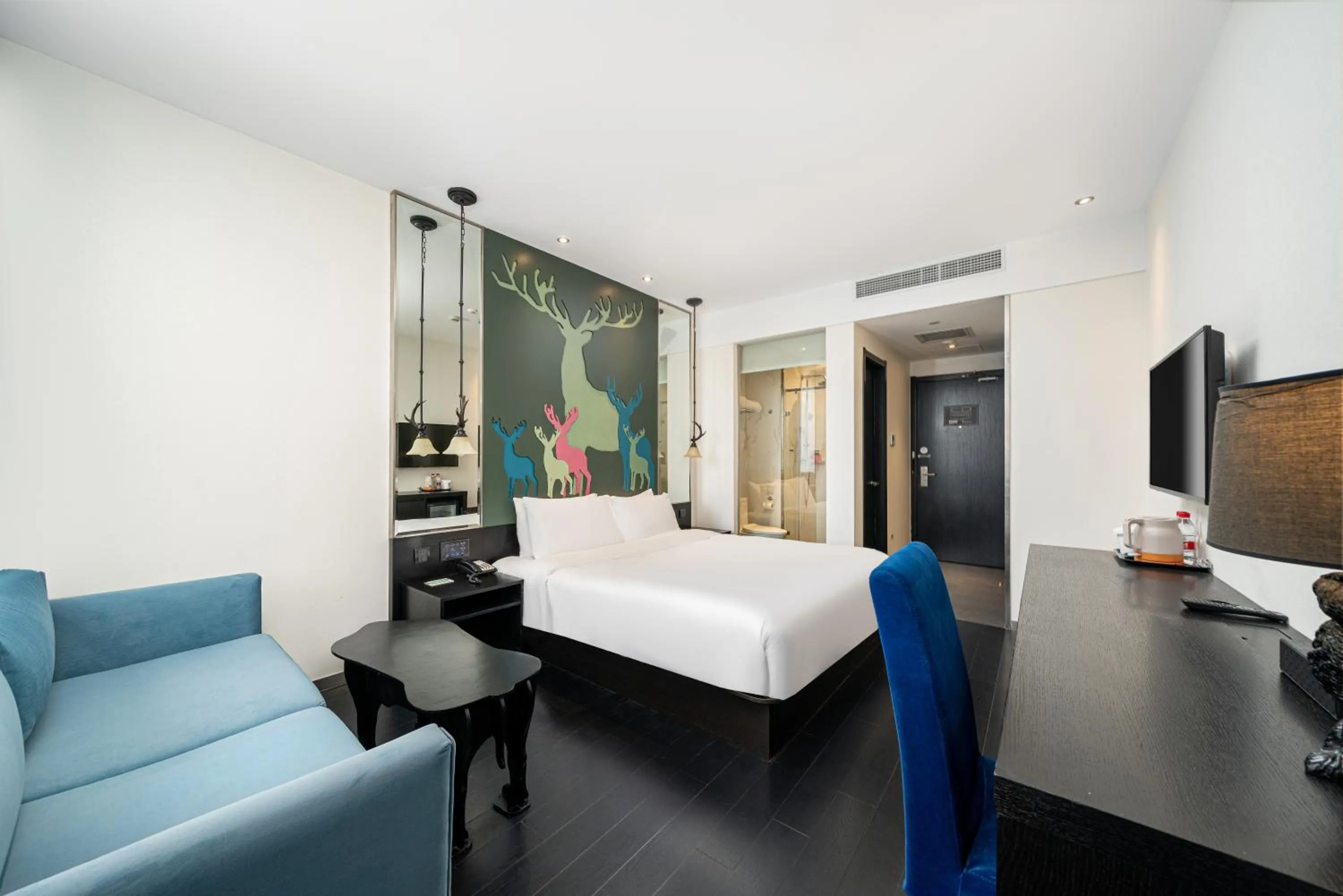 Photo of the whole room in Orange Hotel Shanghai Hongqiao Airport Dingbian Road Subway Station Branch - Free Hongqiao Airport & Hongqiao Train station Shuttle Bus