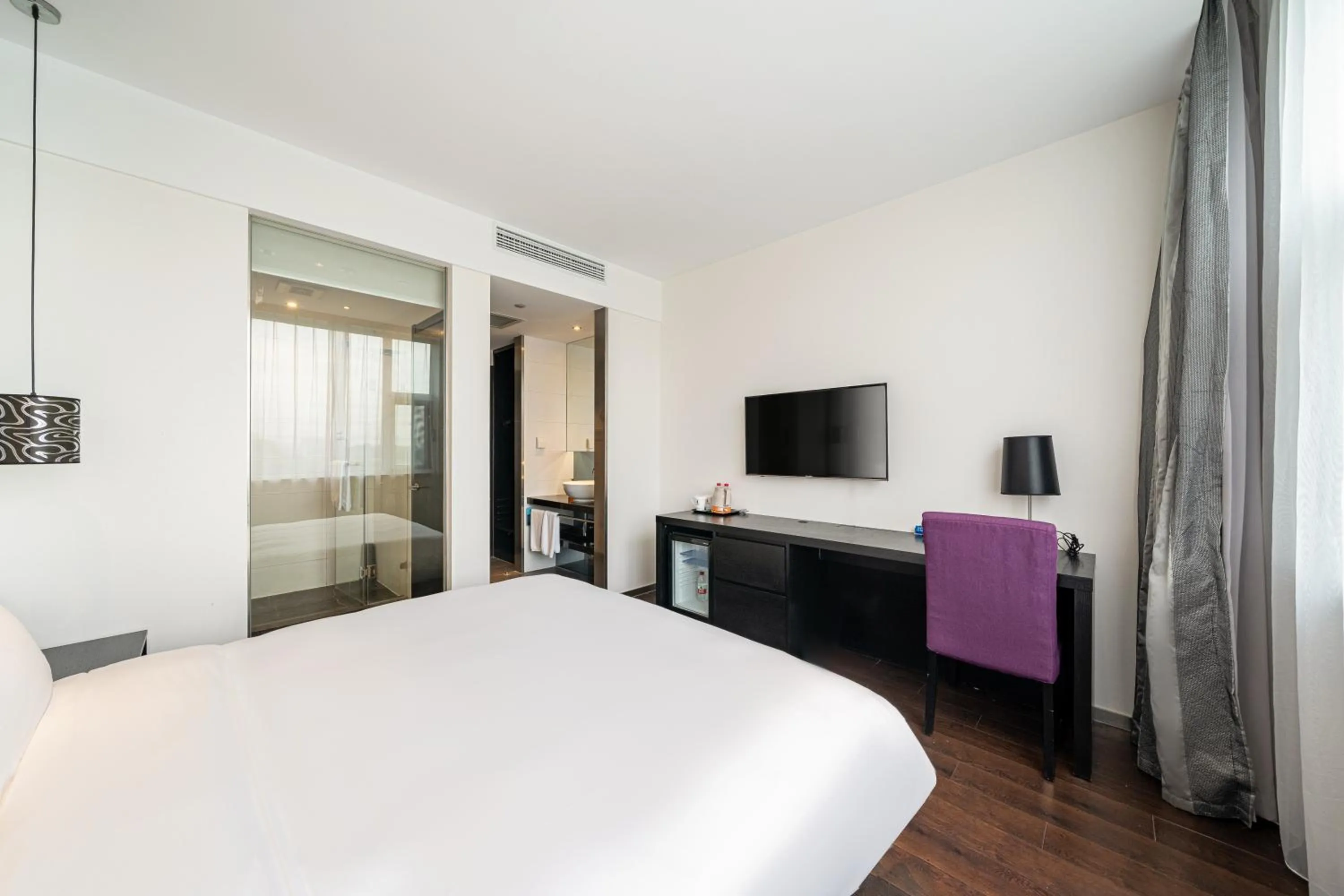 TV and multimedia in Orange Hotel Shanghai Hongqiao Airport Dingbian Road Subway Station Branch - Free Hongqiao Airport & Hongqiao Train station Shuttle Bus