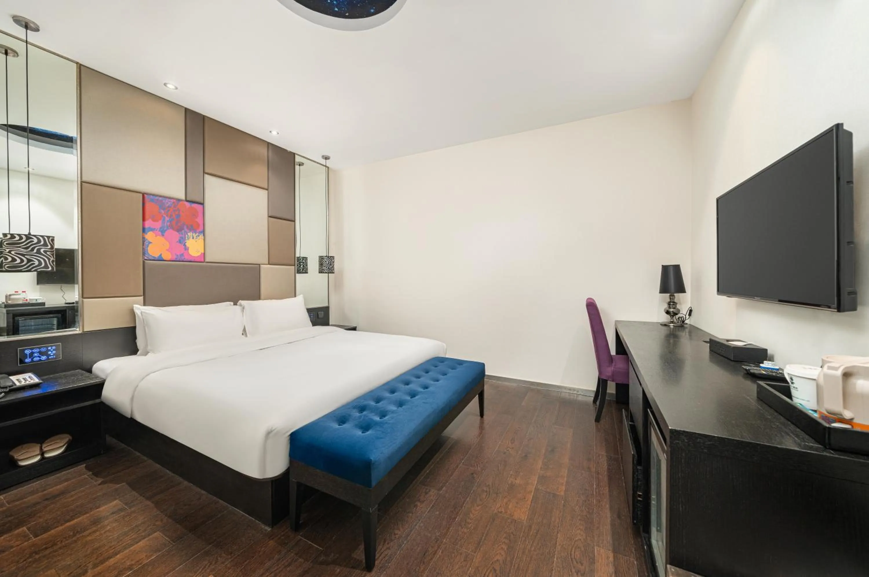 Bedroom in Orange Hotel Shanghai Hongqiao Airport Dingbian Road Subway Station Branch - Free Hongqiao Airport & Hongqiao Train station Shuttle Bus