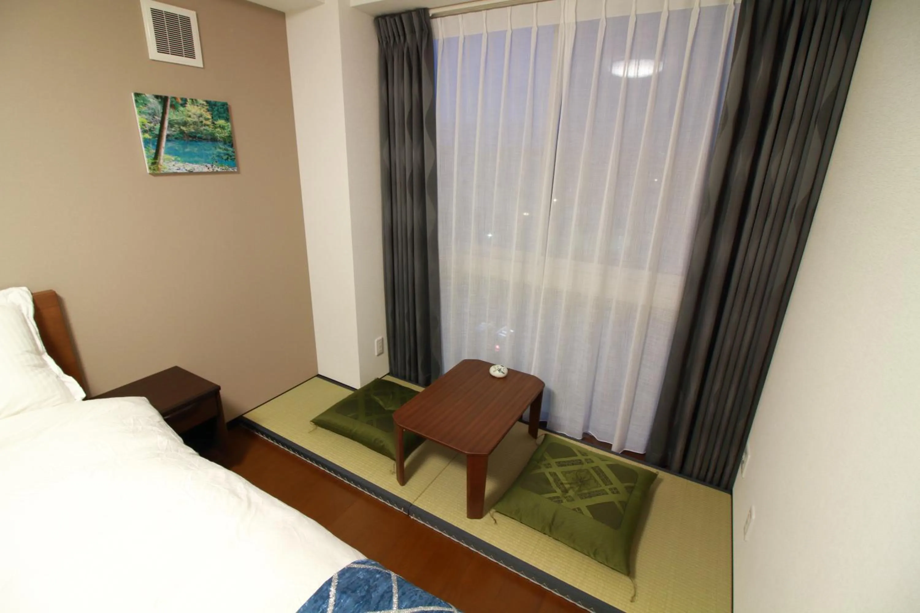 Seating area, Bed in W&M House