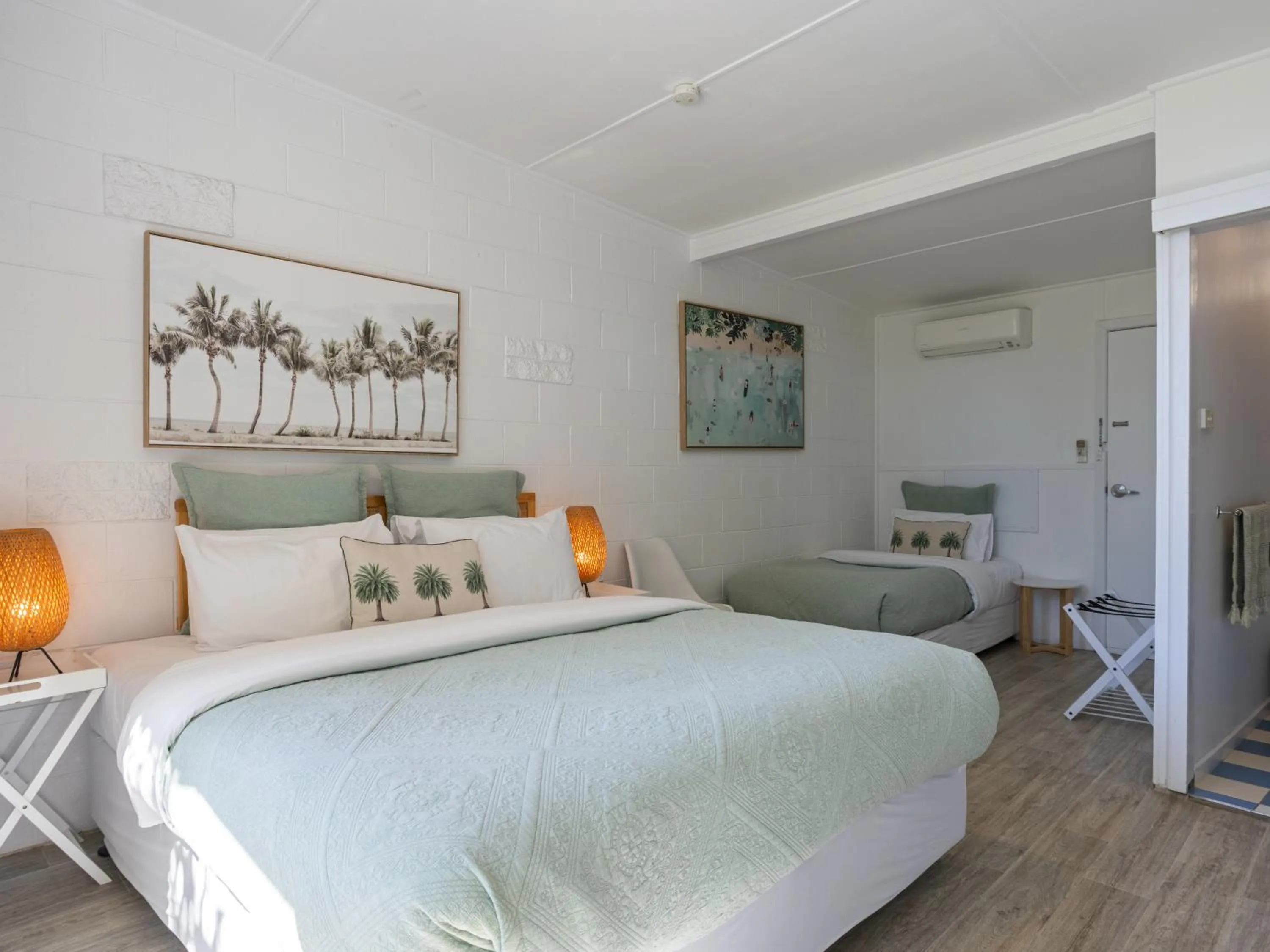 Bed in Peninsula Beach Motel