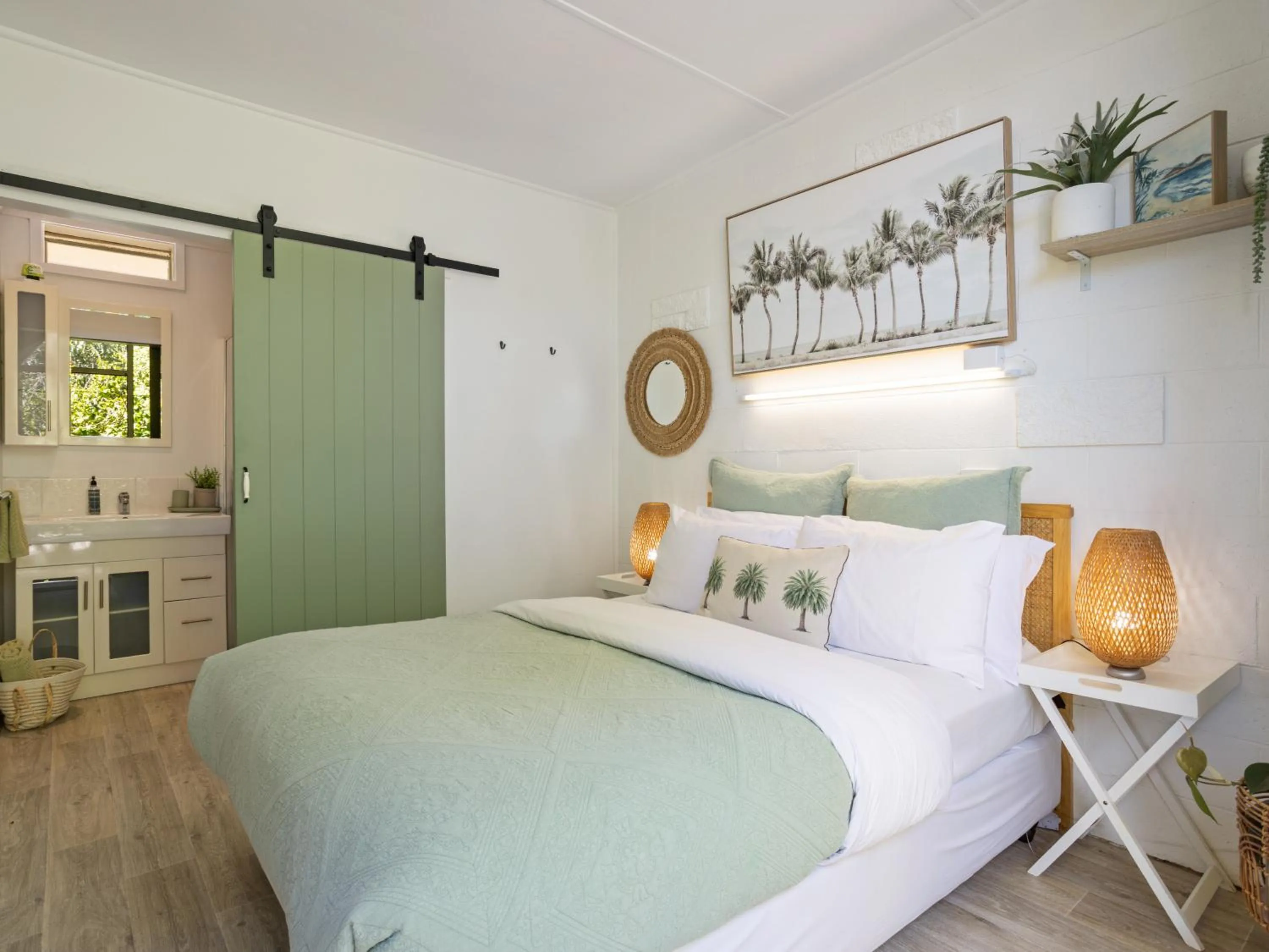 Bed in Peninsula Beach Motel