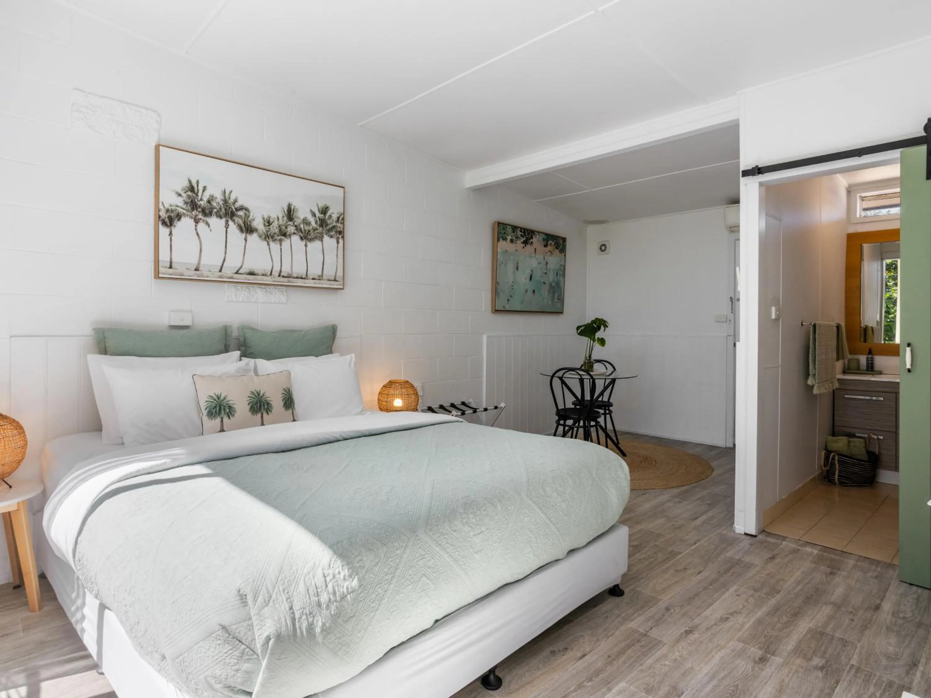 Bed in Peninsula Beach Motel