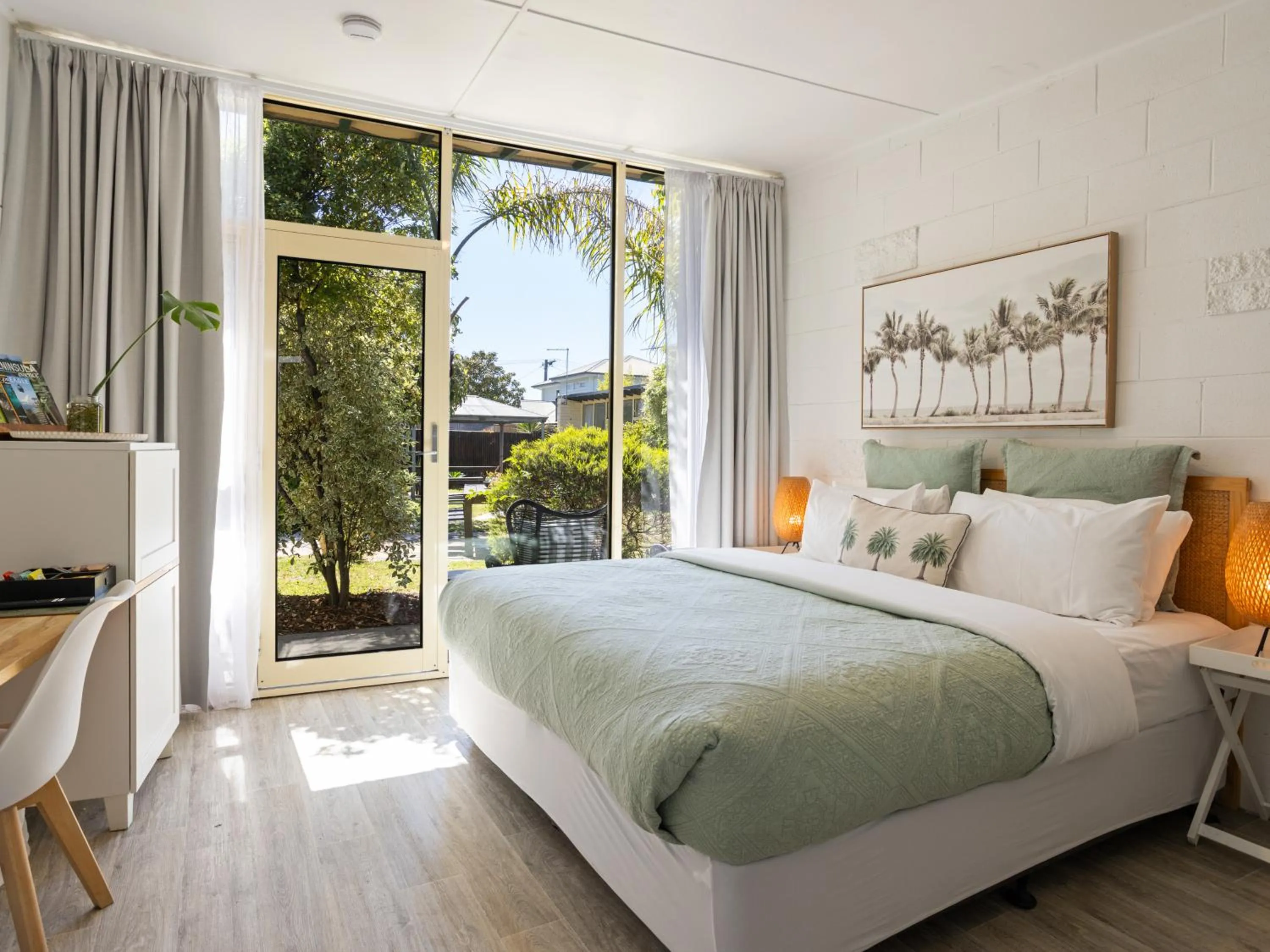 Bed in Peninsula Beach Motel