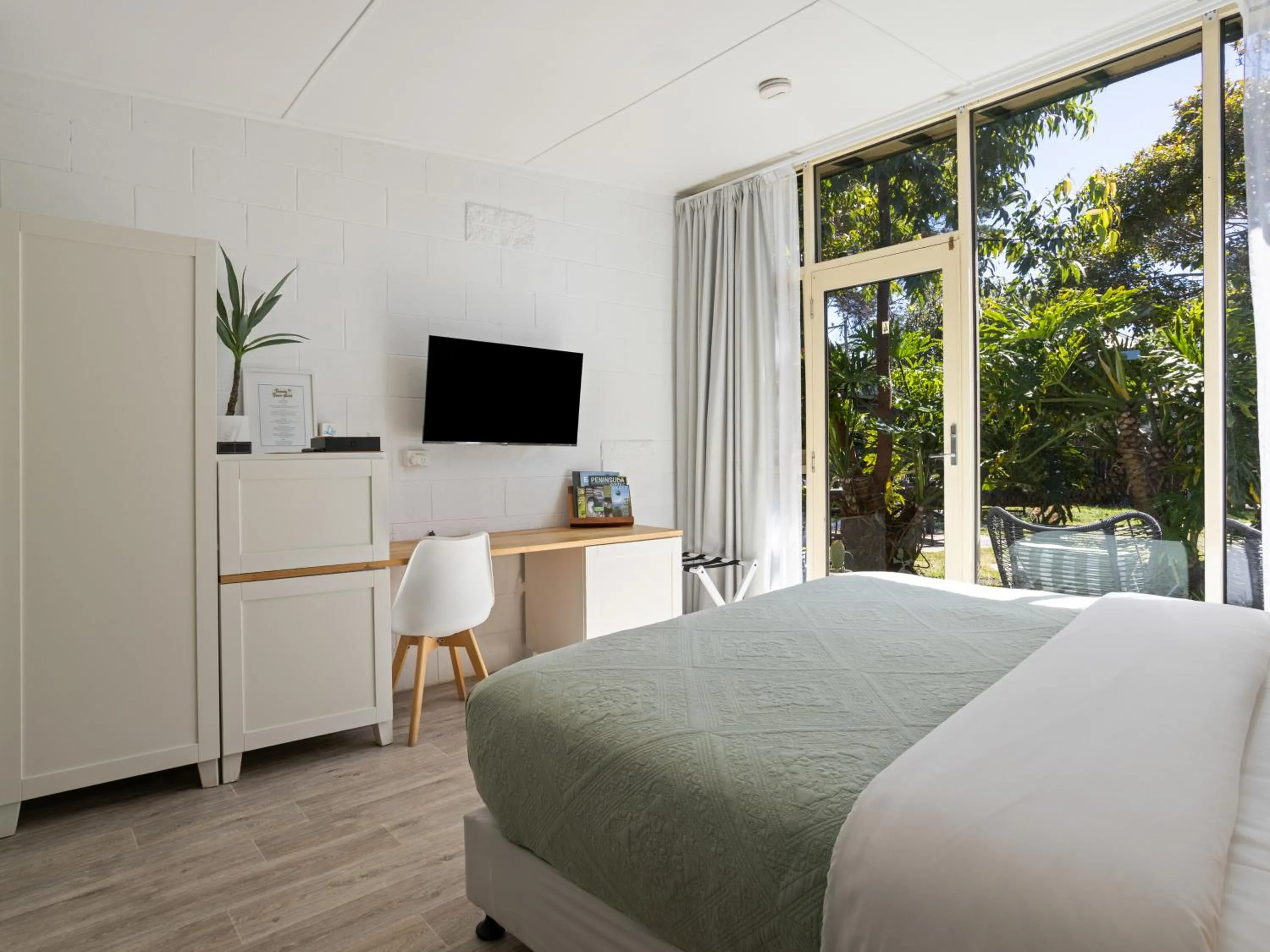 Bed in Peninsula Beach Motel