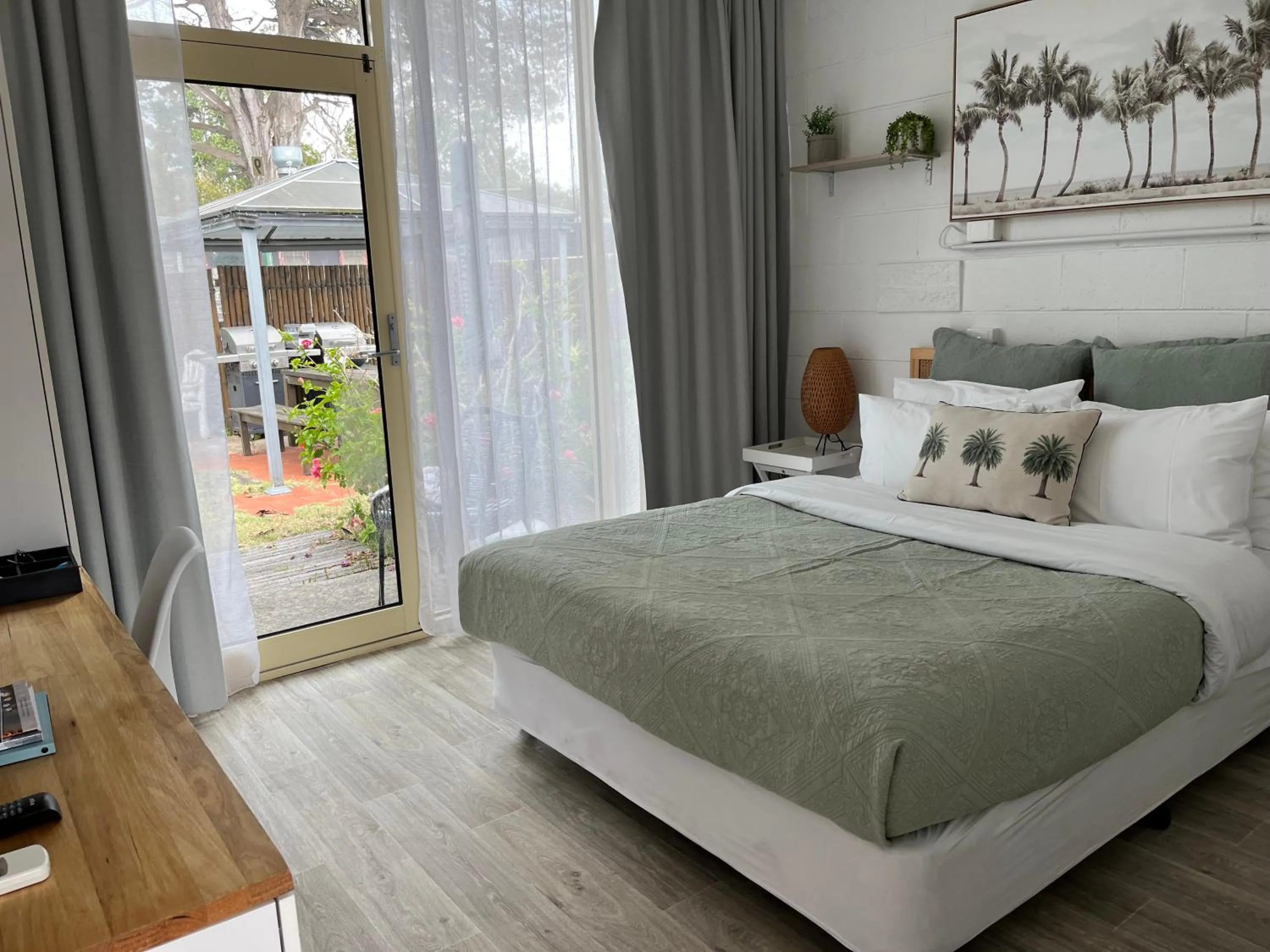 Queen Room with Garden View in Peninsula Beach Motel