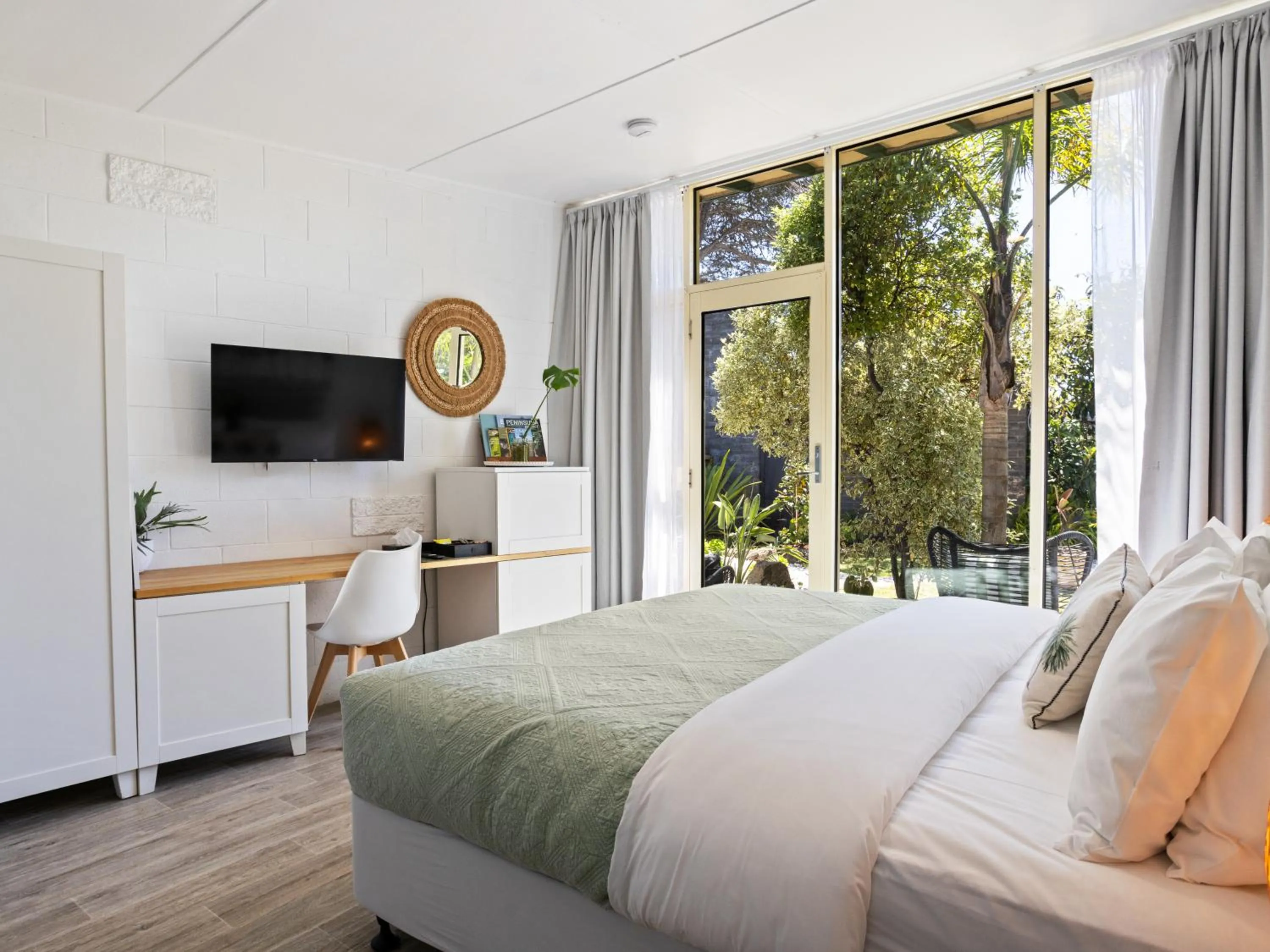 Bed in Peninsula Beach Motel