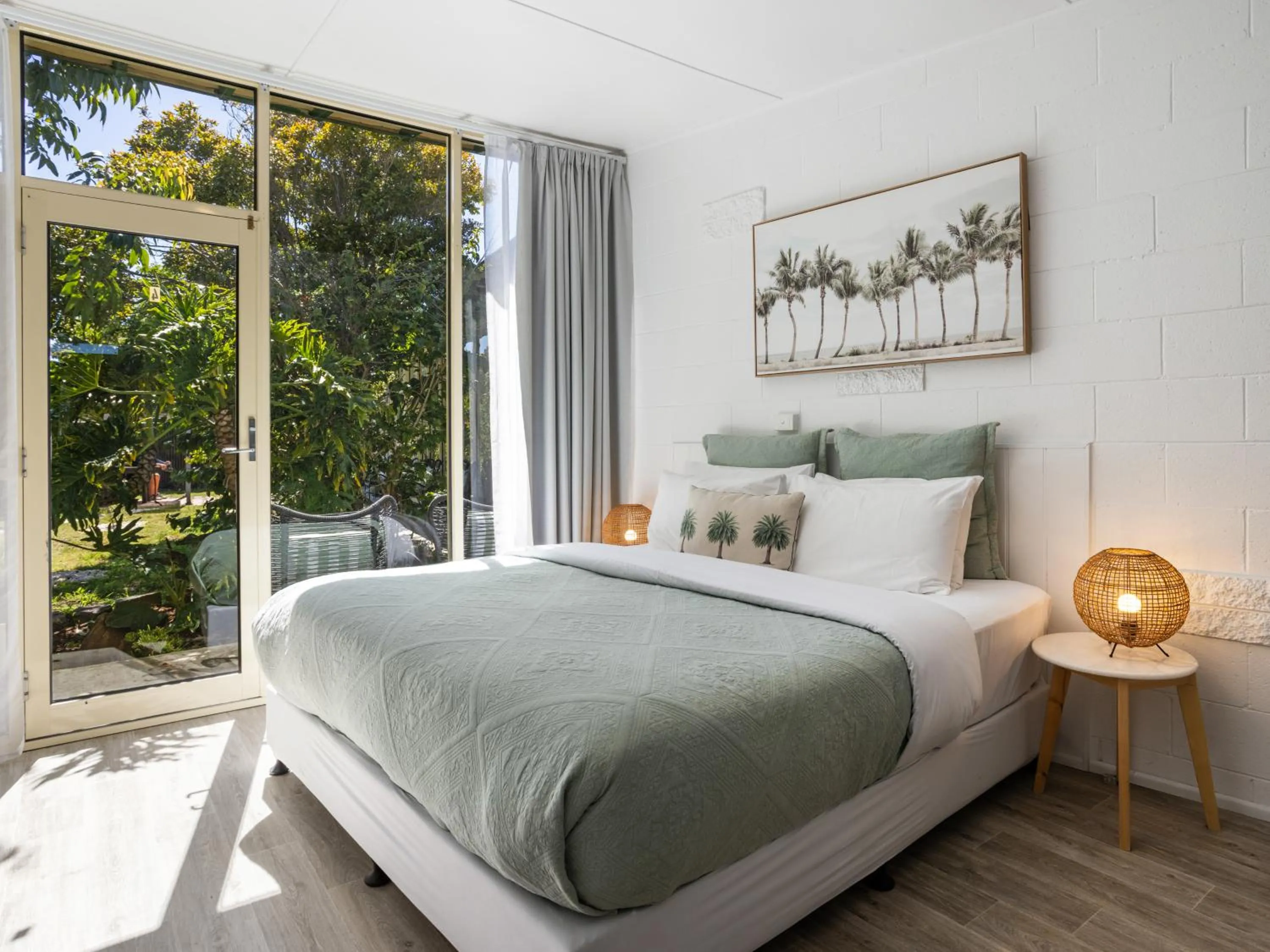 Bed in Peninsula Beach Motel