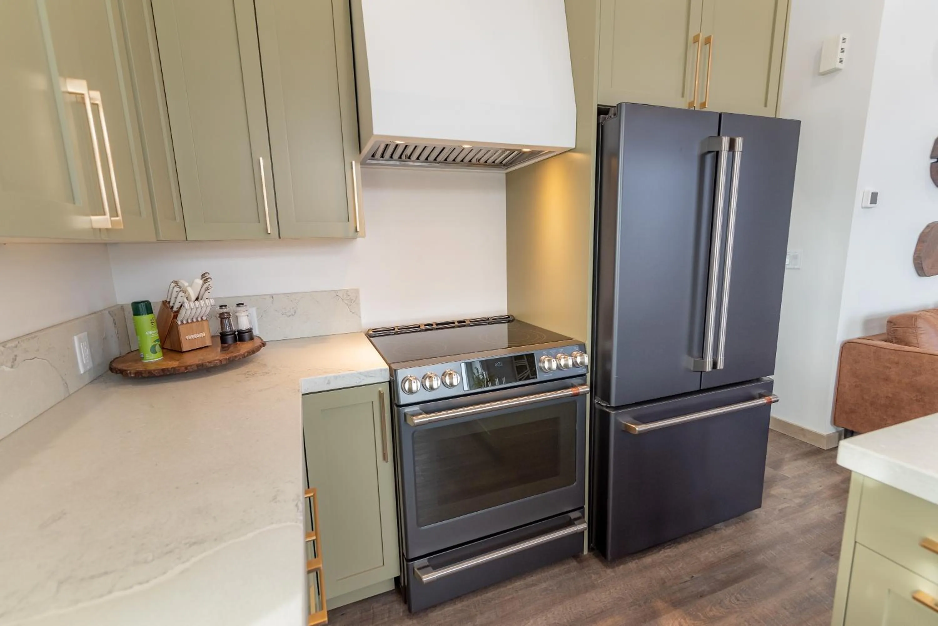 Kitchen or kitchenette in Colony Suites