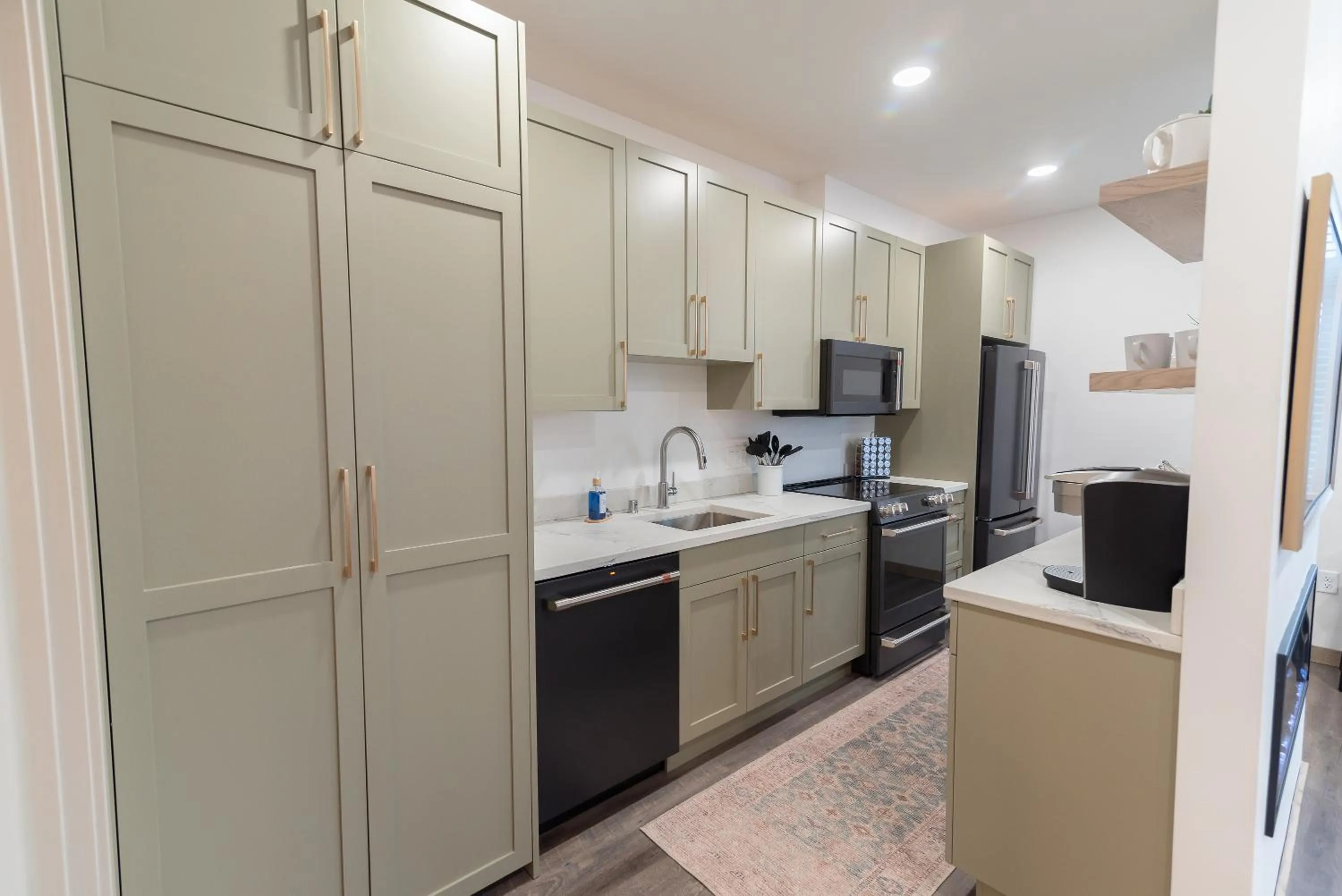 Kitchen or kitchenette in Colony Suites