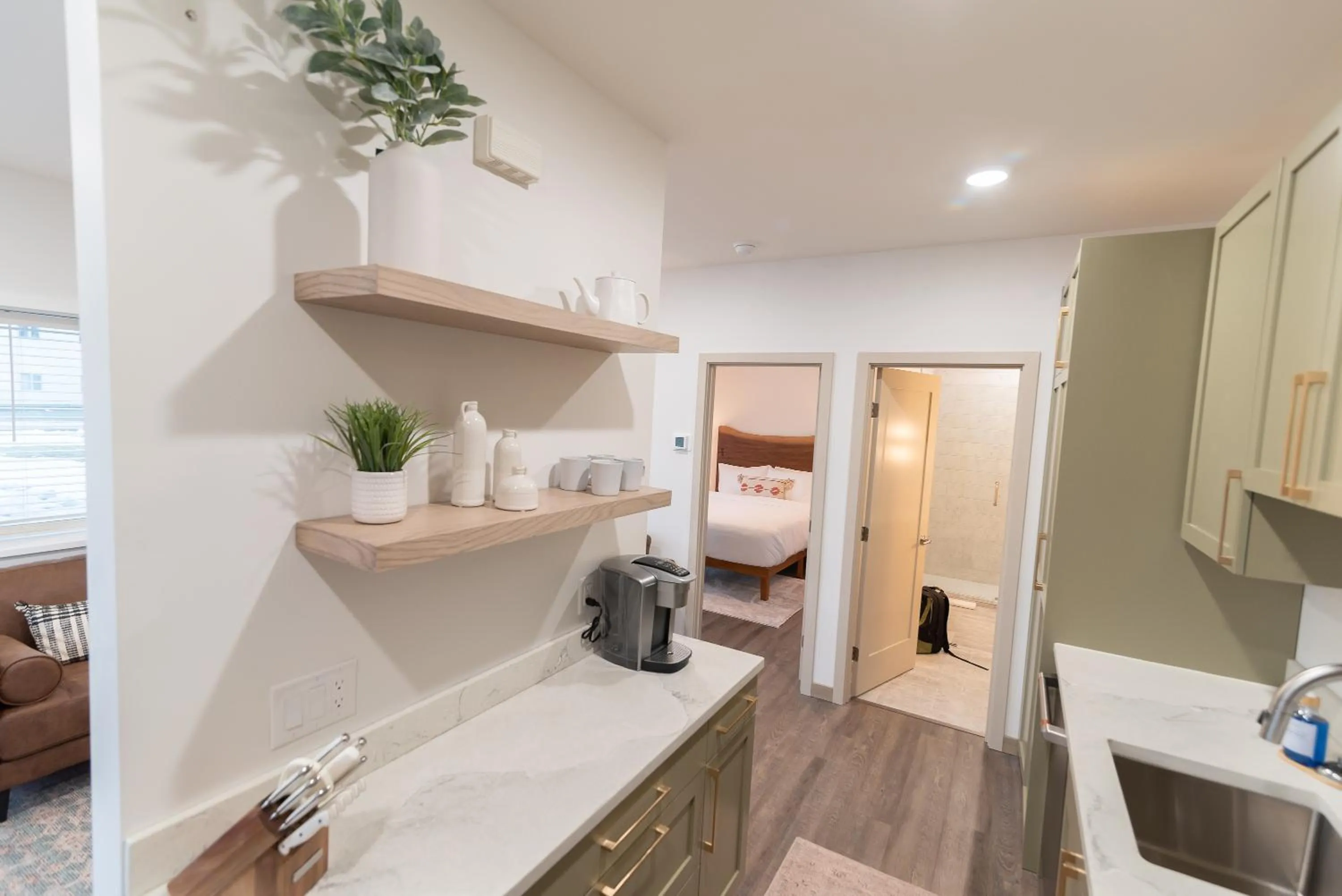 Coffee/tea facilities in Colony Suites