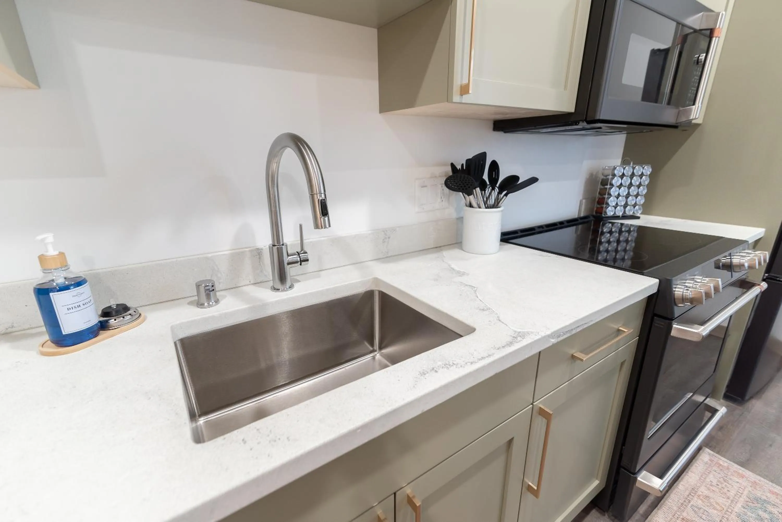 Kitchen or kitchenette in Colony Suites
