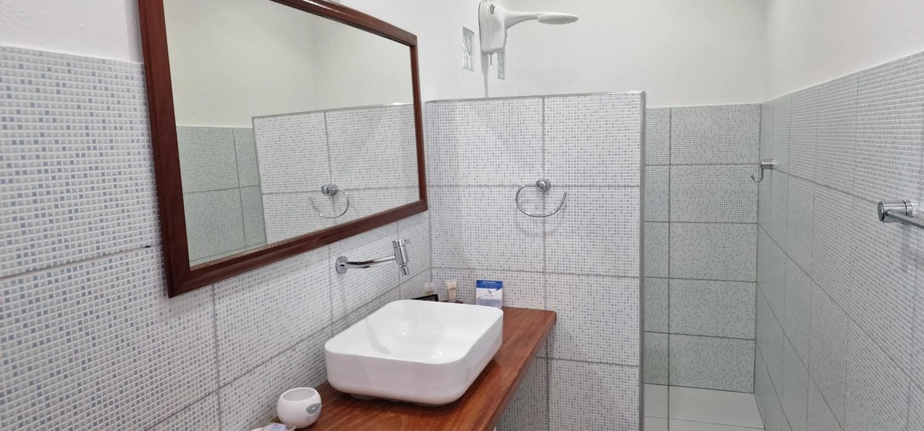 Shower in Pousada Caminho da Praia