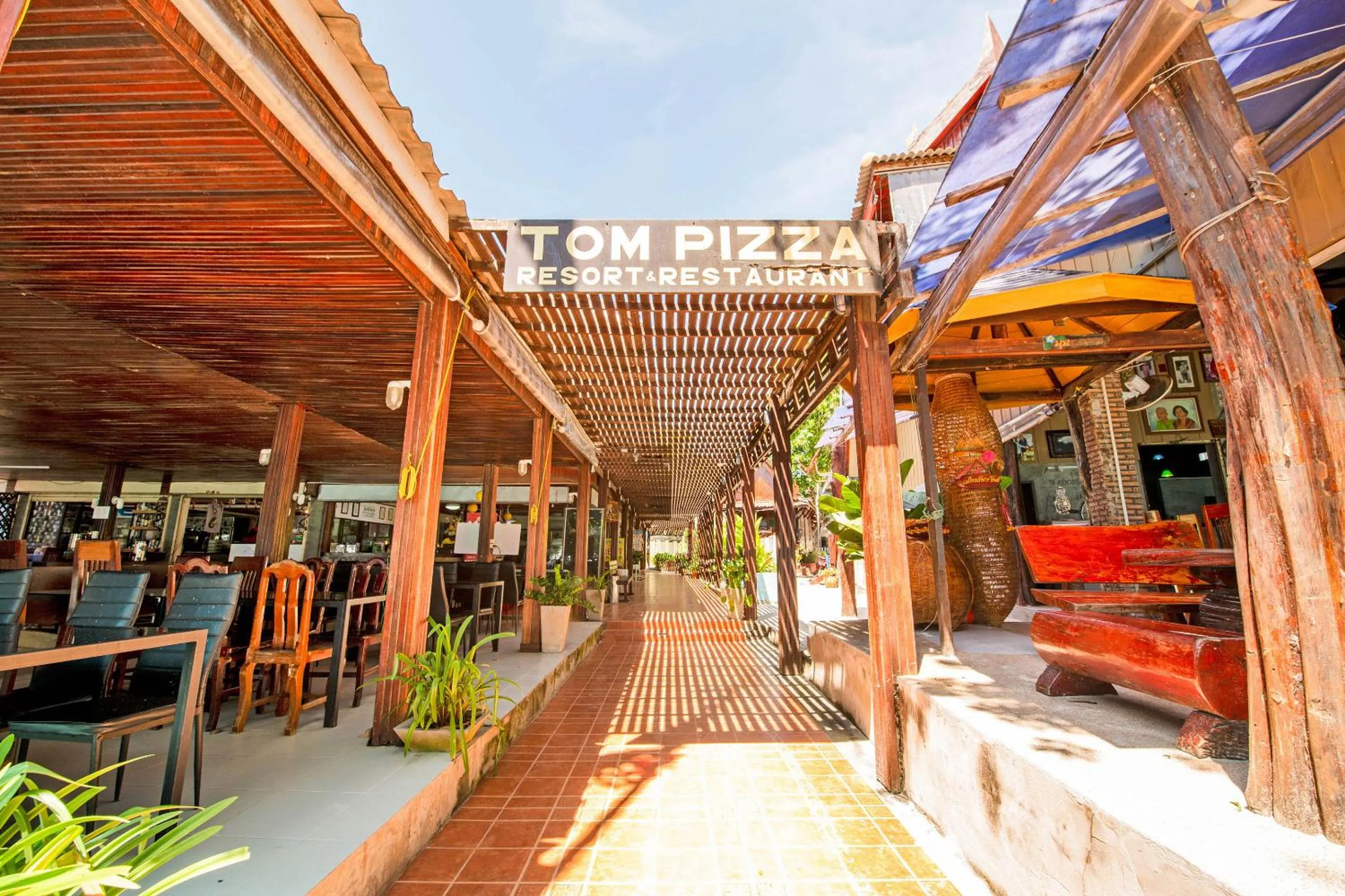 Restaurant/places to eat in Tom Pizza Resort