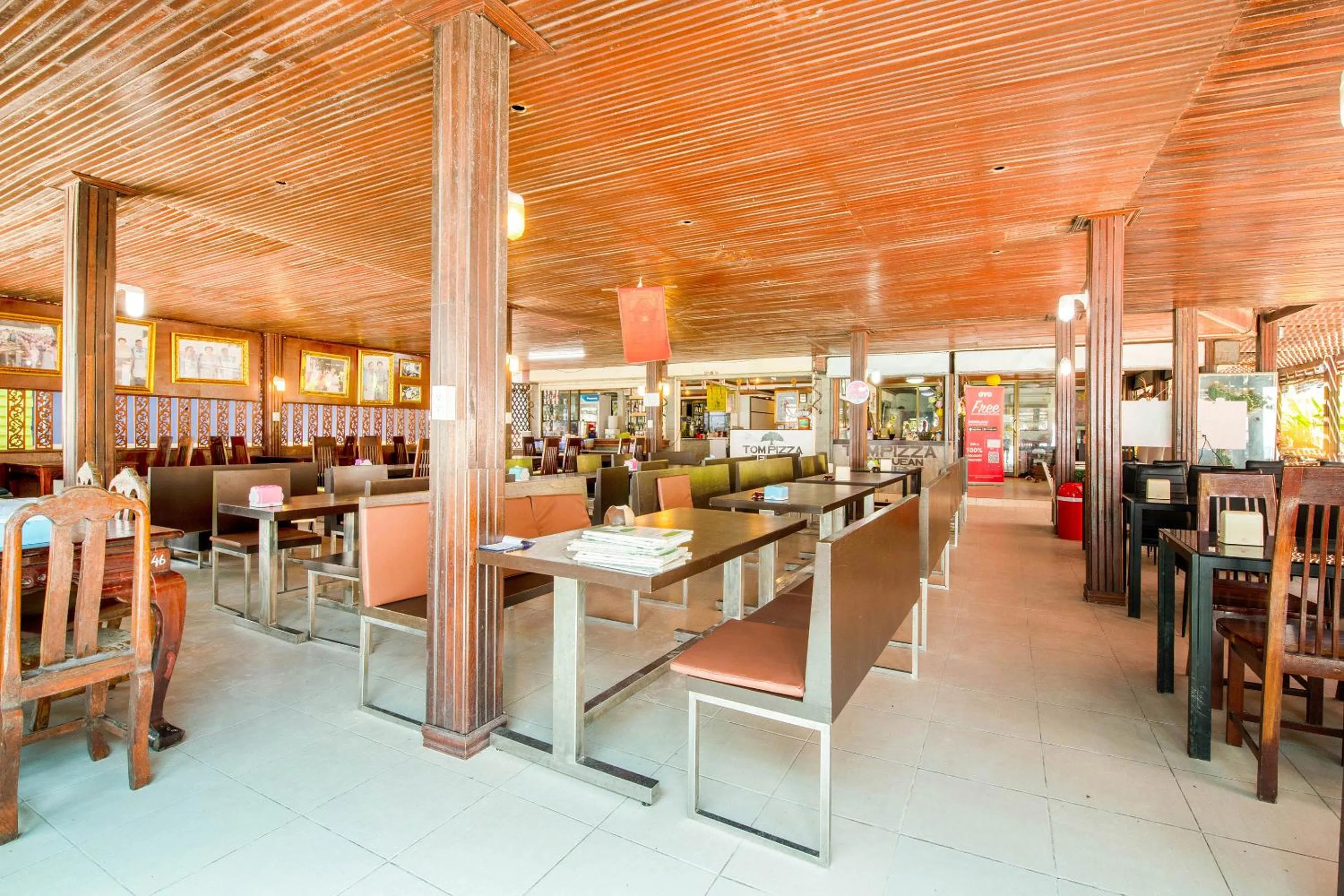 Restaurant/places to eat in Tom Pizza Resort