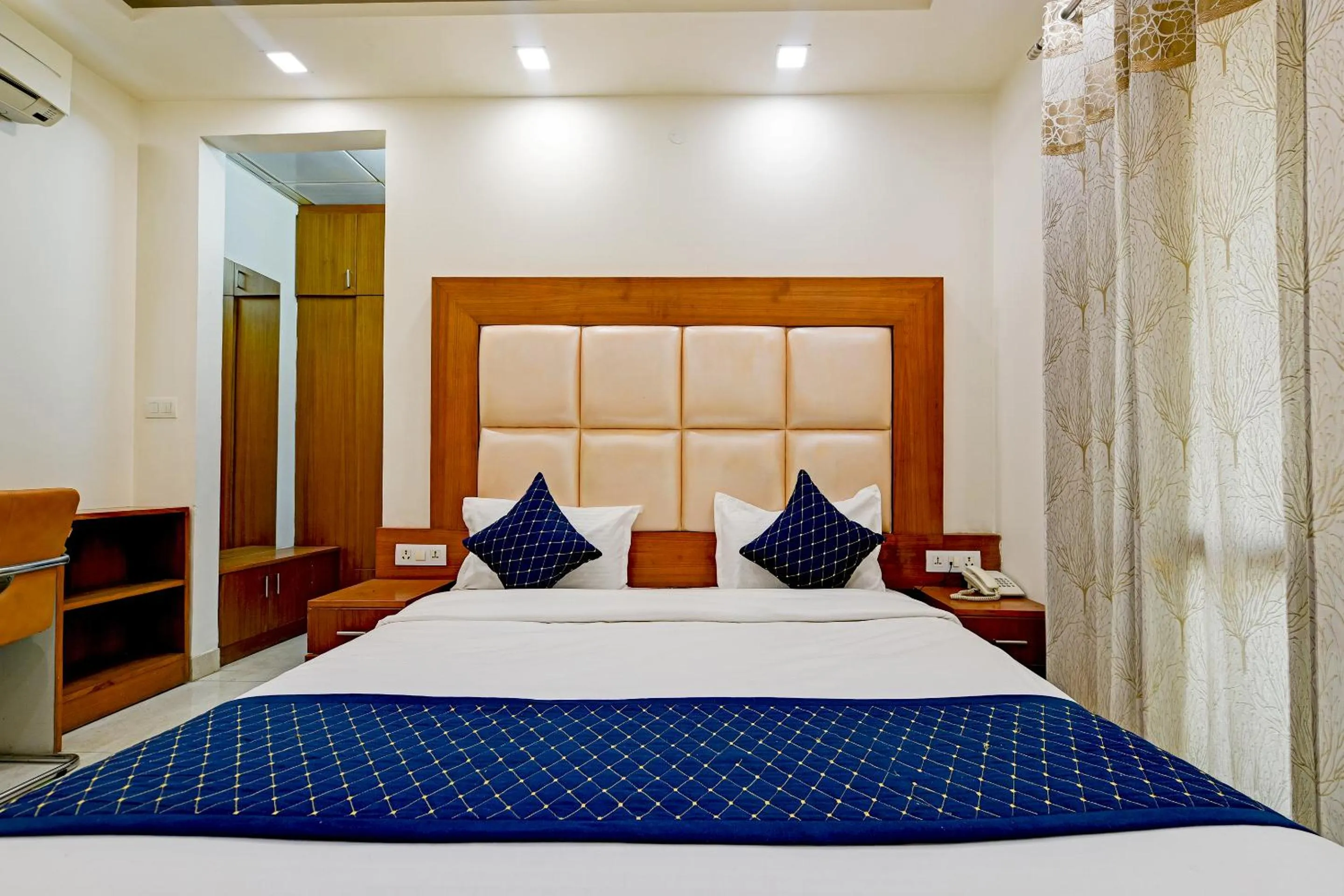 Bed in Hotel Leaf 9 Boutique, Near Golf Course Road and Galleria Market