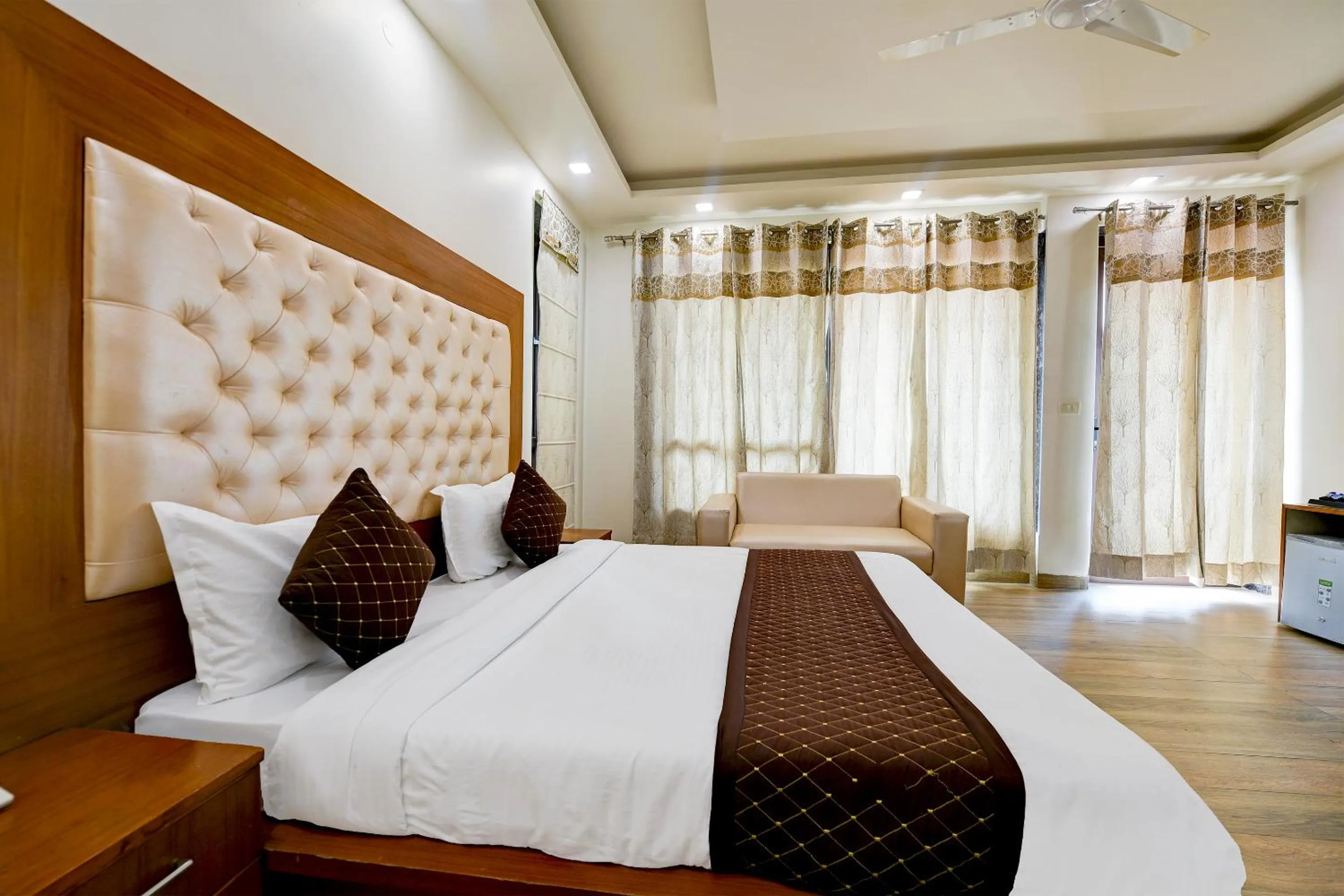Bed in Hotel Leaf 9 Boutique, Near Golf Course Road and Galleria Market