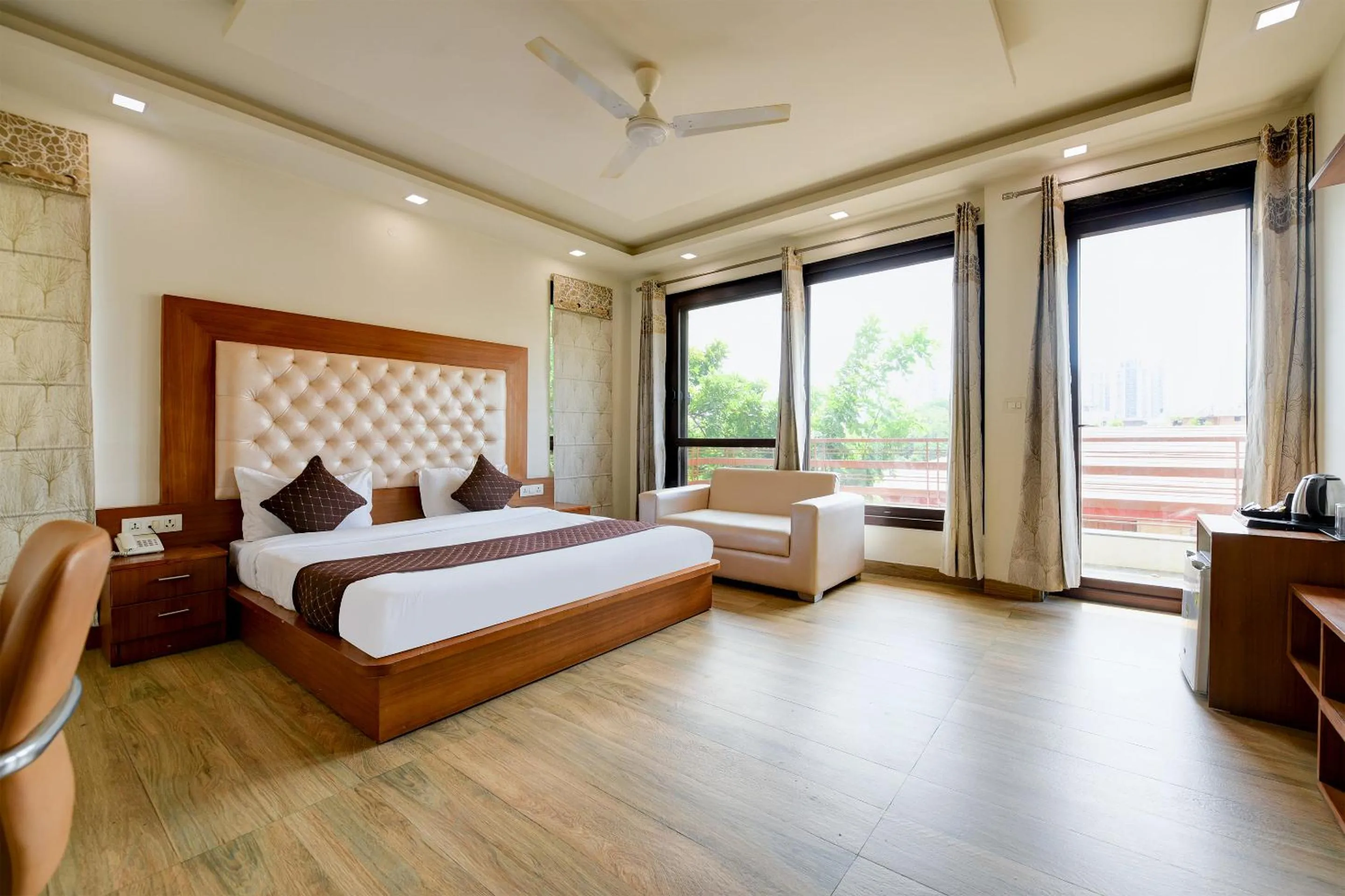 Bed in Hotel Leaf 9 Boutique, Near Golf Course Road and Galleria Market