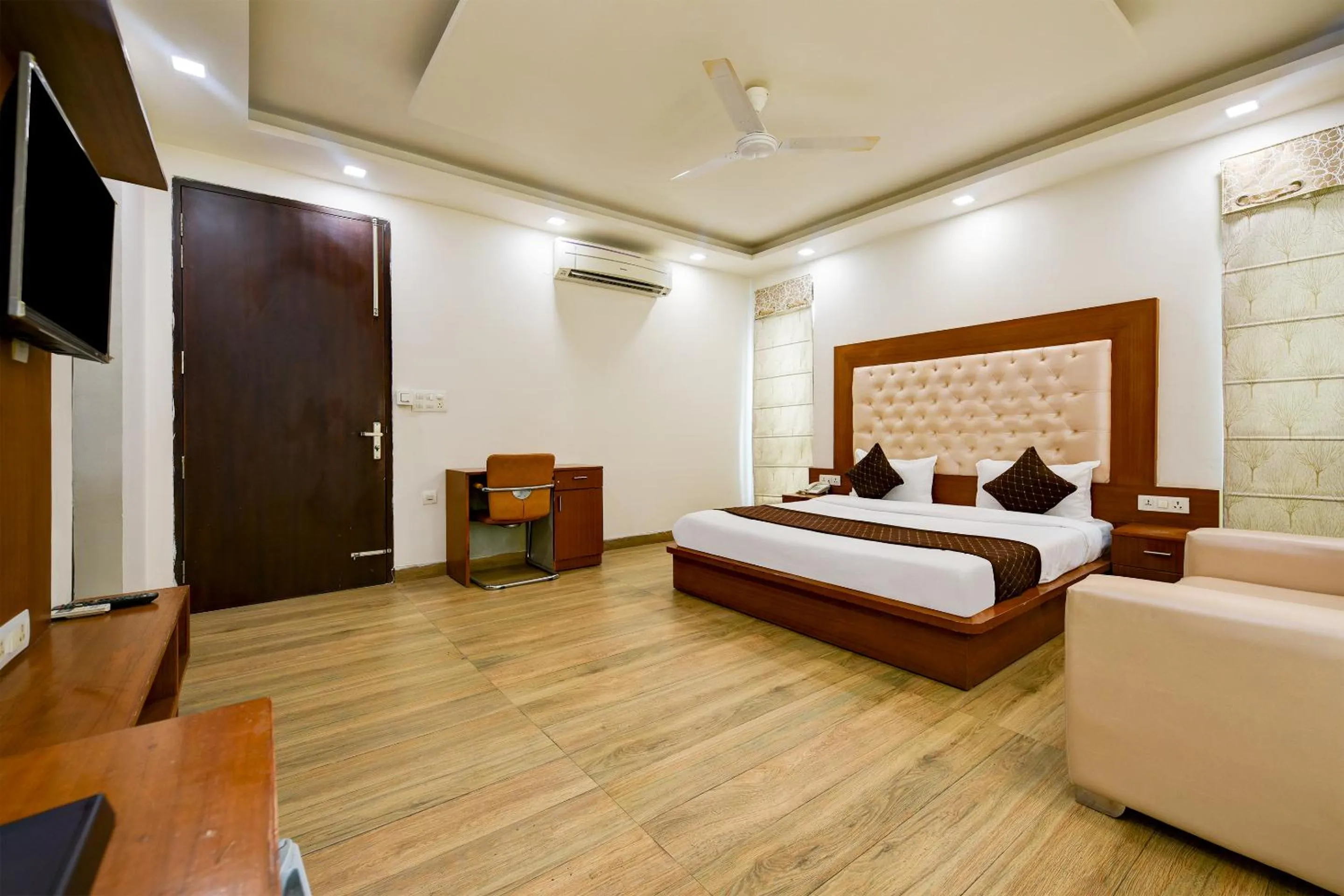 Bed in Hotel Leaf 9 Boutique, Near Golf Course Road and Galleria Market