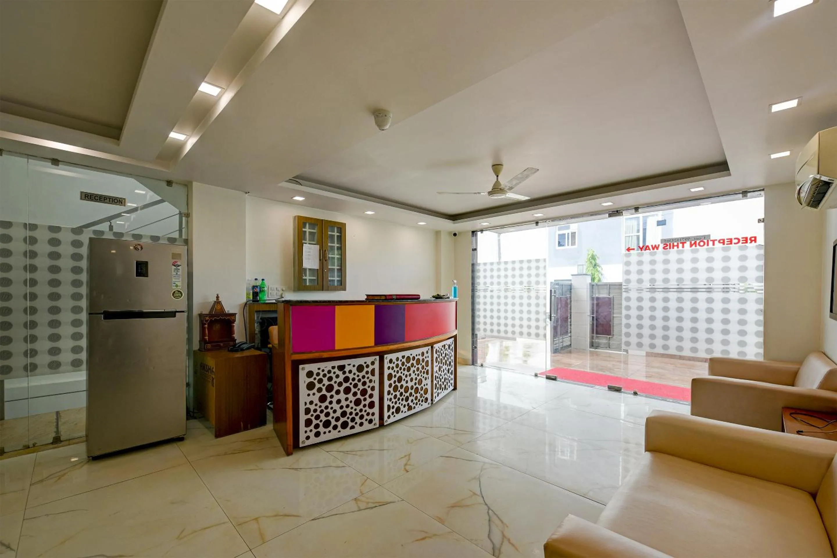 Lobby or reception in Hotel Leaf 9 Boutique, Near Golf Course Road and Galleria Market