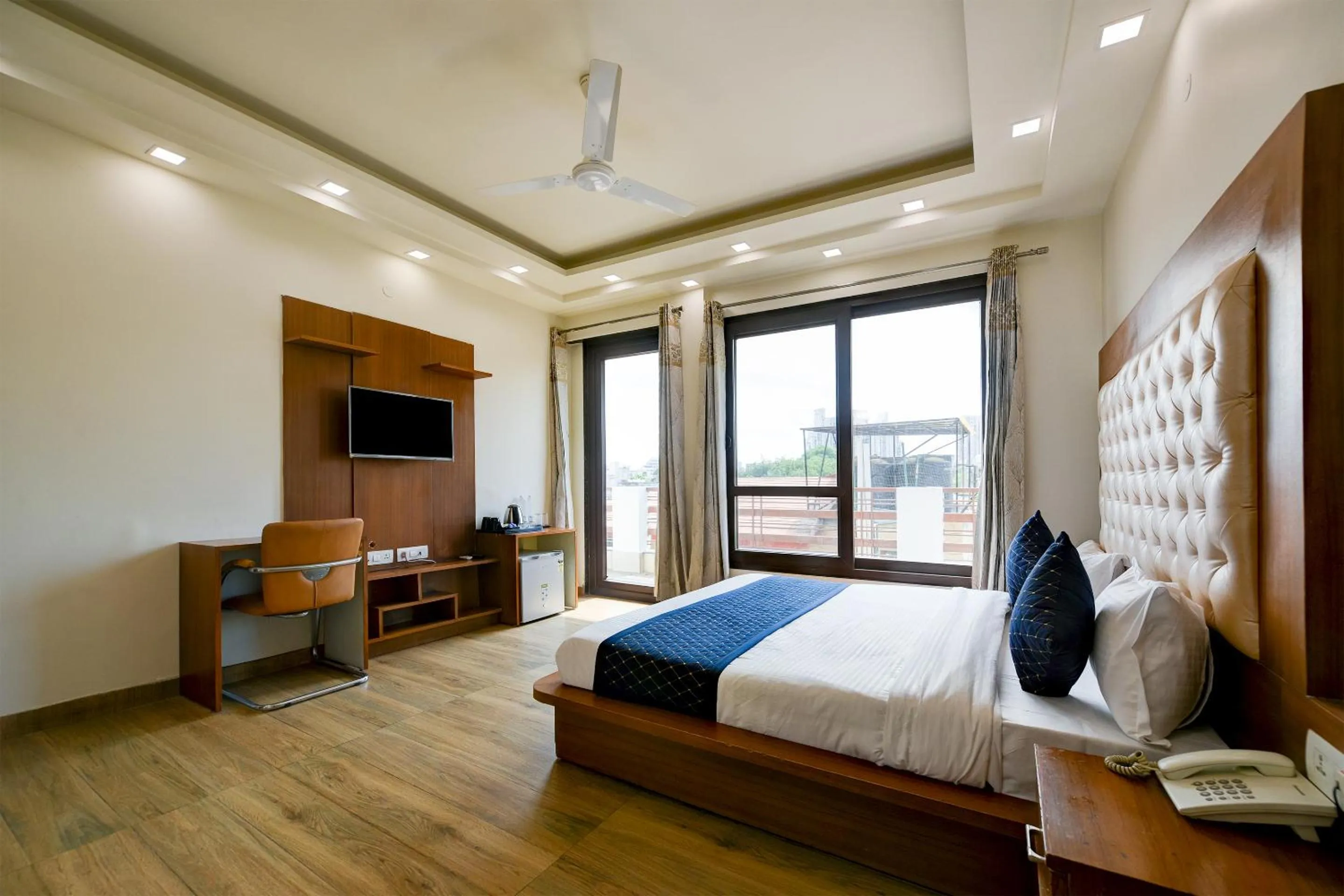Bed in Hotel Leaf 9 Boutique, Near Golf Course Road and Galleria Market