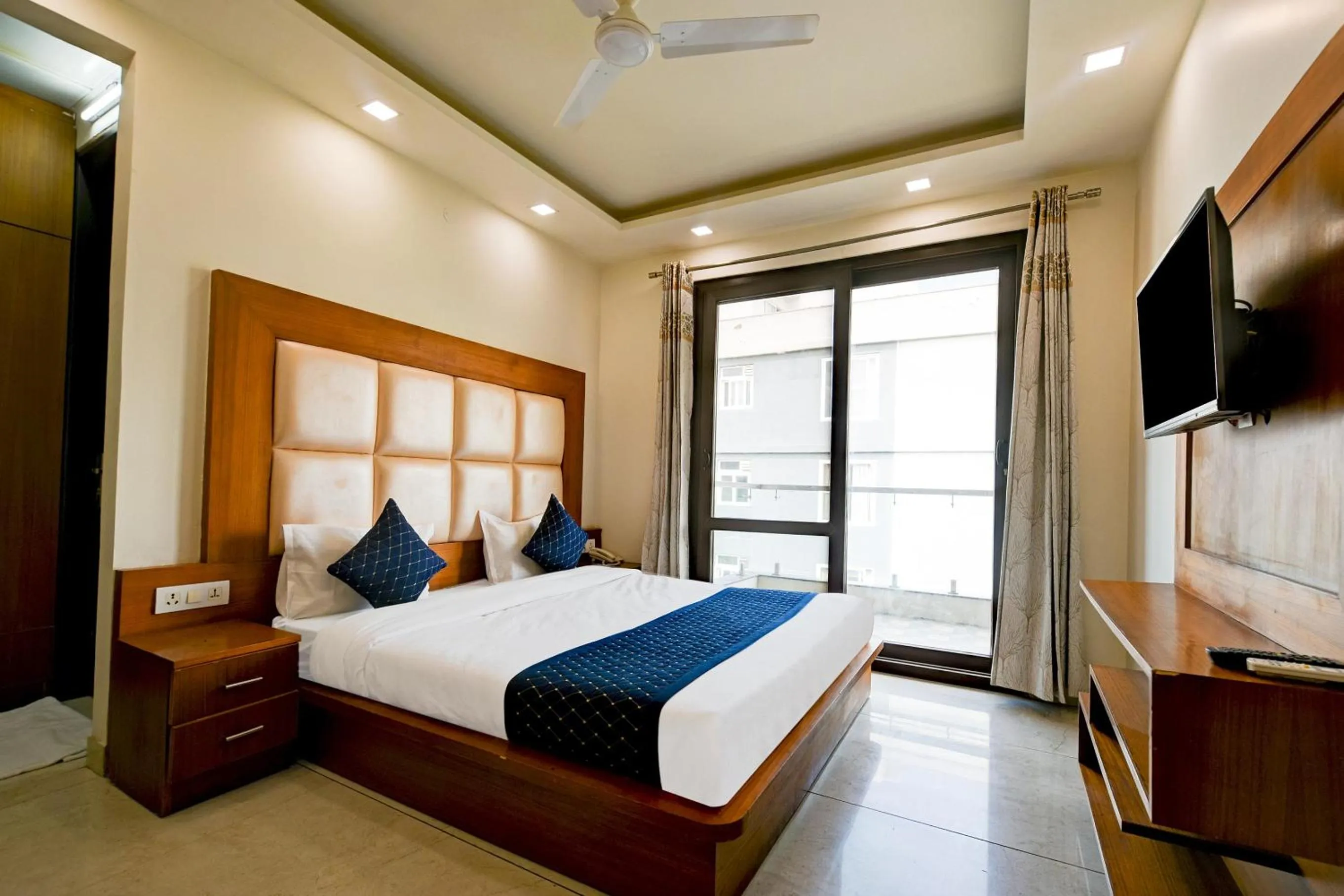 Bed in Hotel Leaf 9 Boutique, Near Golf Course Road and Galleria Market