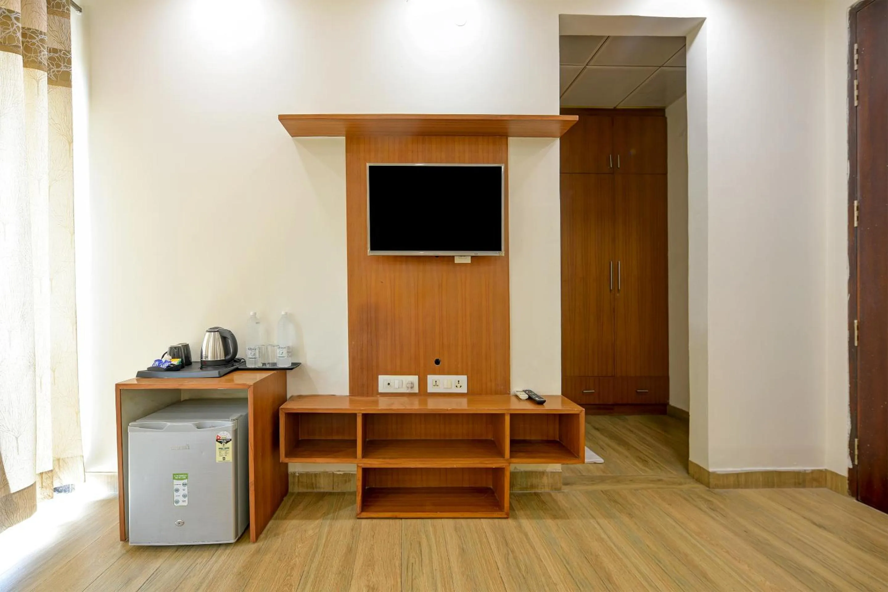 Entertainment in Hotel Leaf 9 Boutique, Near Golf Course Road and Galleria Market