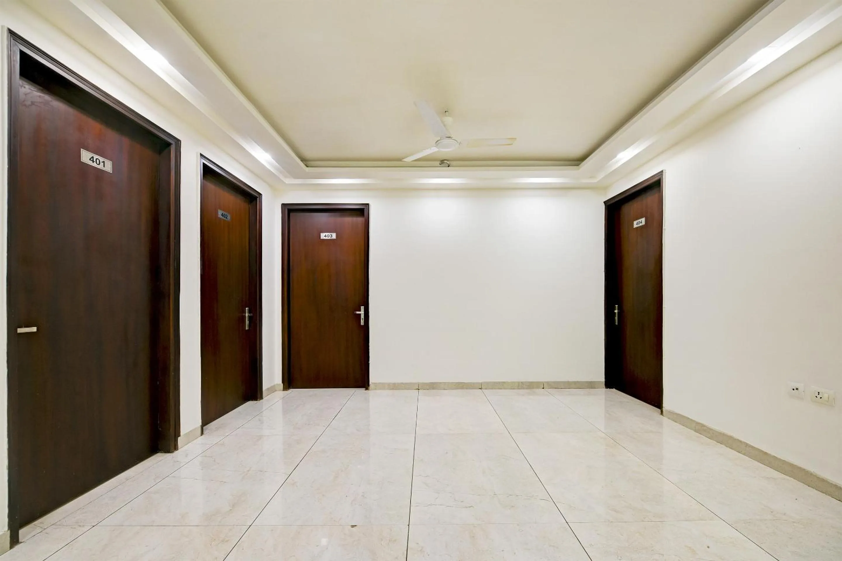Lobby or reception in Hotel Leaf 9 Boutique, Near Golf Course Road and Galleria Market