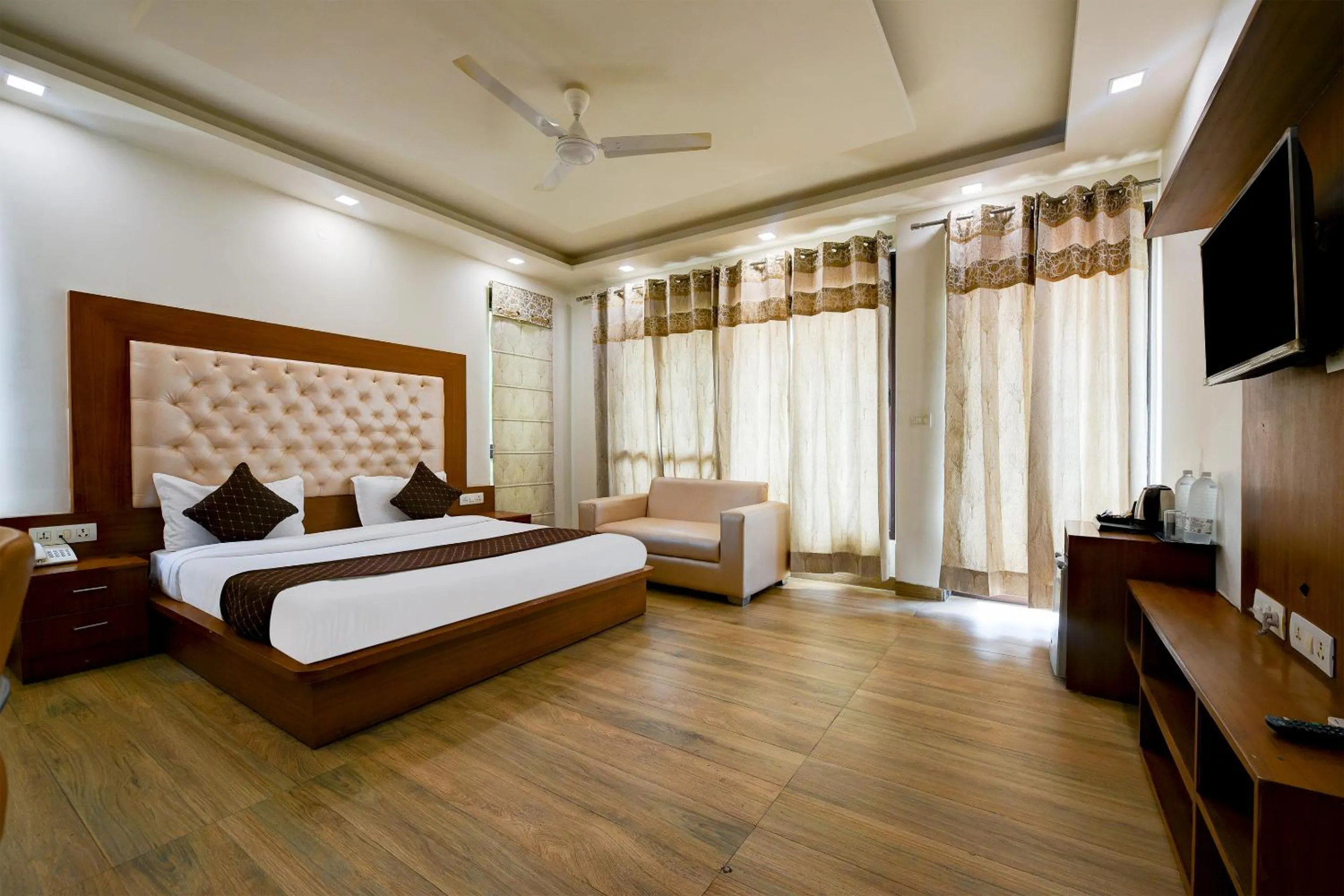 Bed in Hotel Leaf 9 Boutique, Near Golf Course Road and Galleria Market