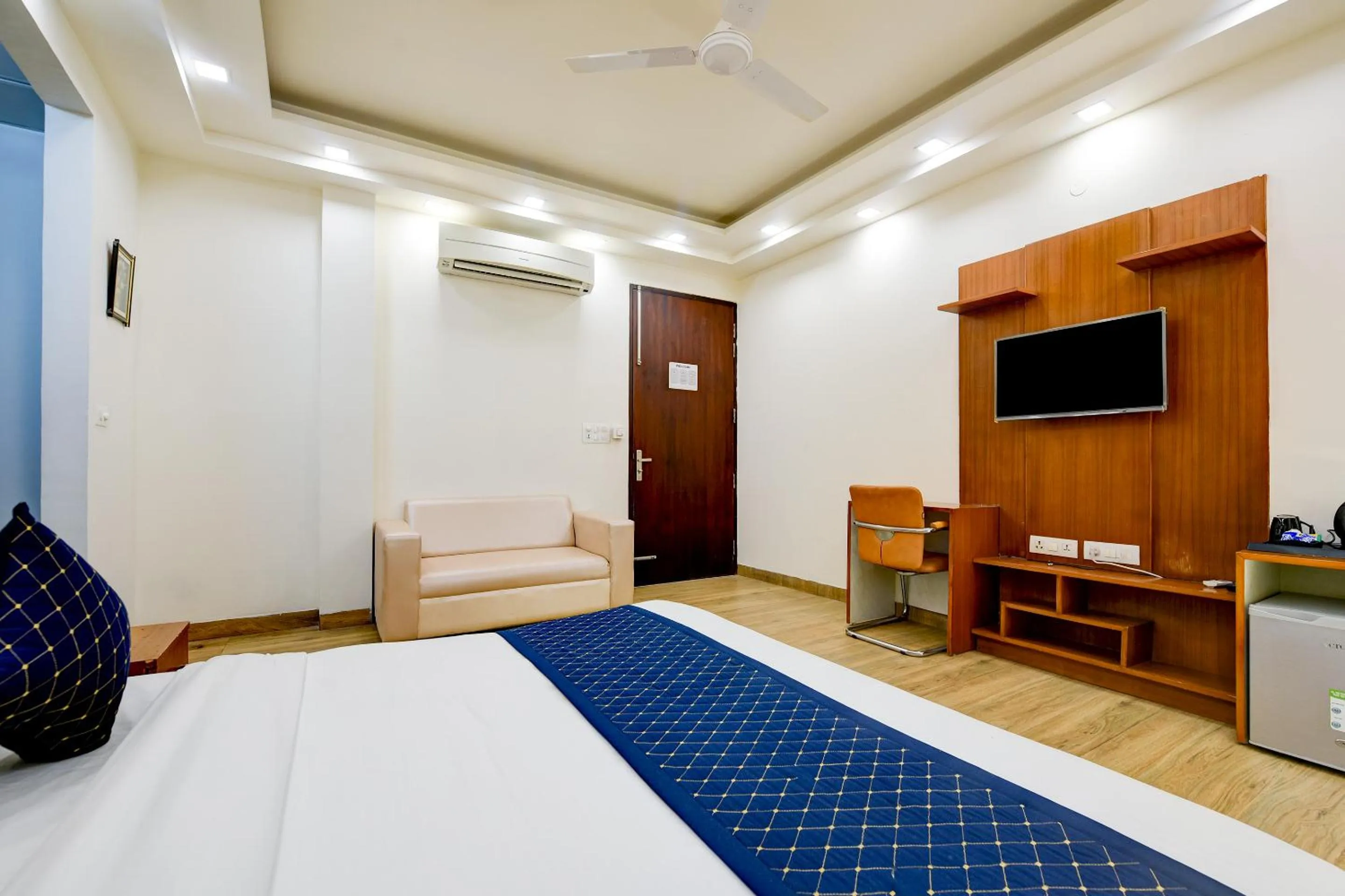 Communal lounge/ TV room in Hotel Leaf 9 Boutique, Near Golf Course Road and Galleria Market