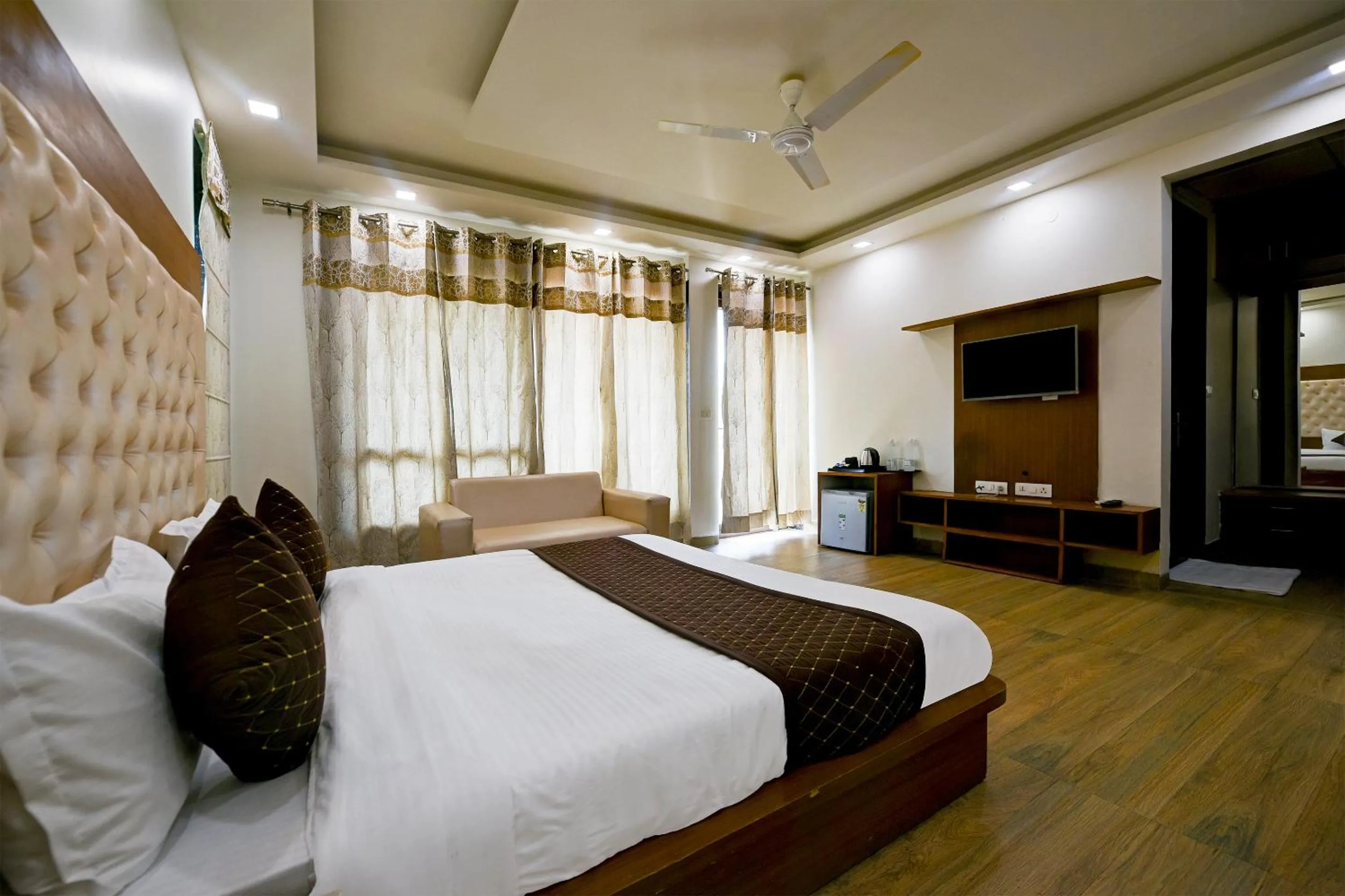 Bed in Hotel Leaf 9 Boutique, Near Golf Course Road and Galleria Market