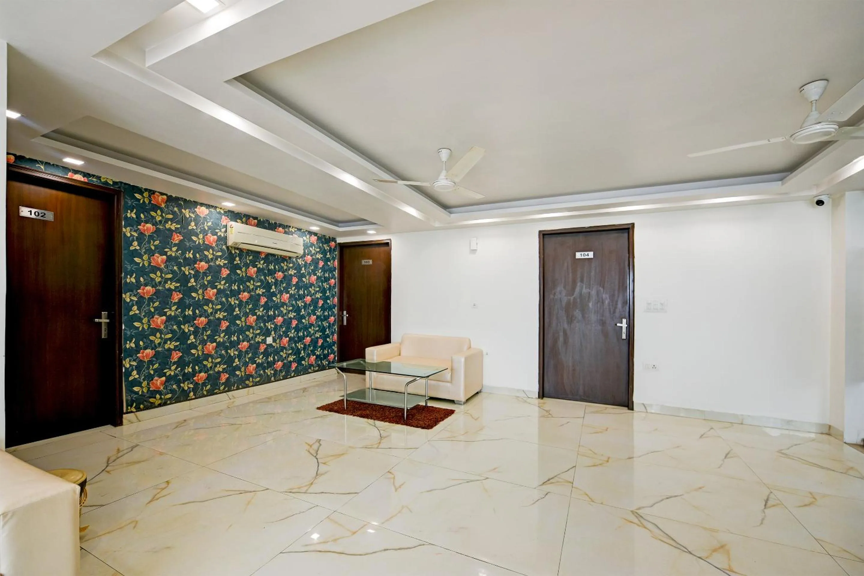 Lobby or reception in Hotel Leaf 9 Boutique, Near Golf Course Road and Galleria Market