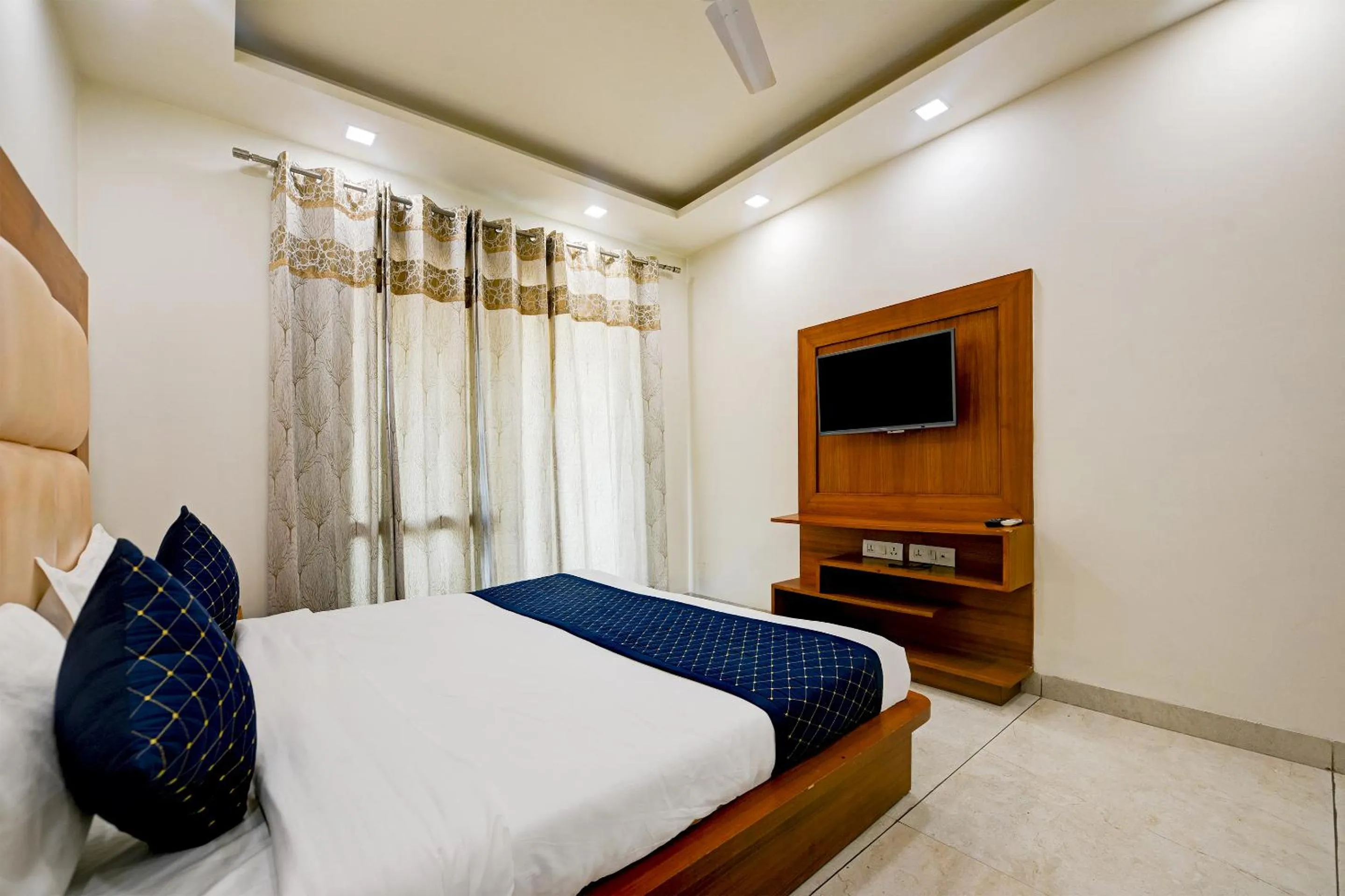 Bed in Hotel Leaf 9 Boutique, Near Golf Course Road and Galleria Market