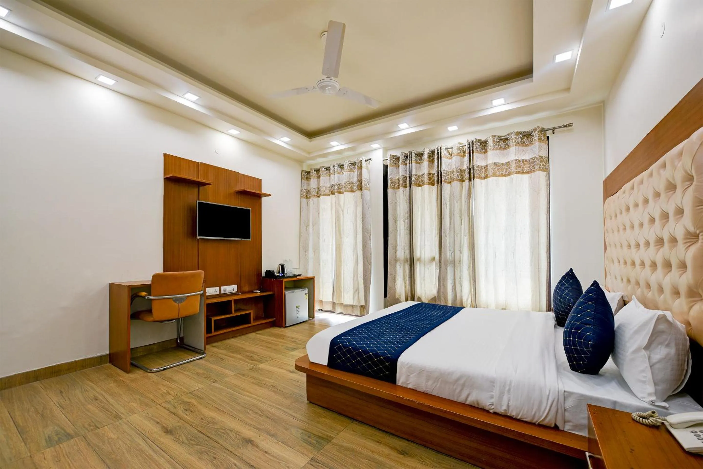 Bed in Hotel Leaf 9 Boutique, Near Golf Course Road and Galleria Market