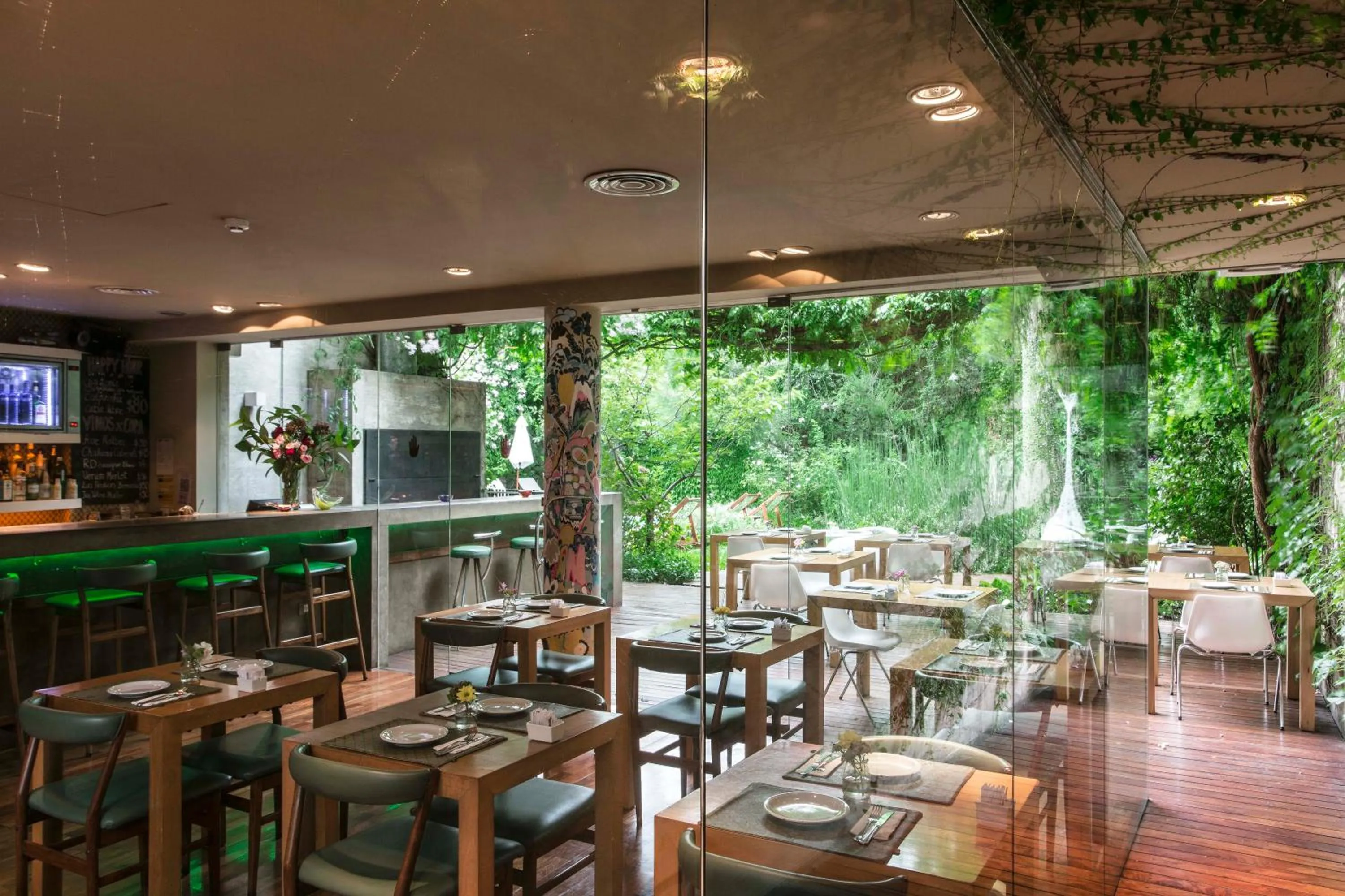 Restaurant/places to eat in Home Hotel