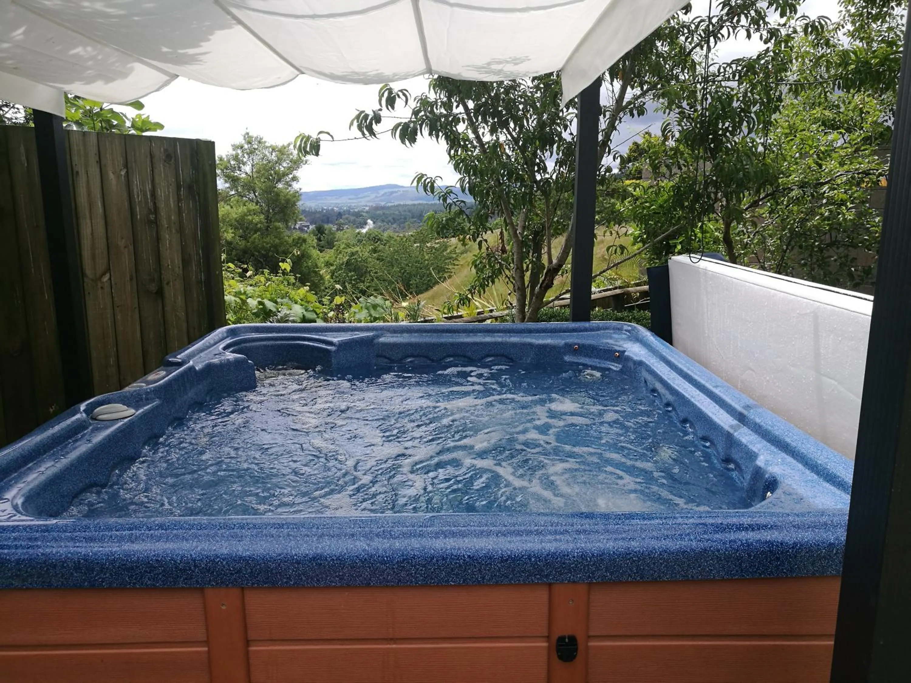 Hot Tub in Geyser Lookout BnB