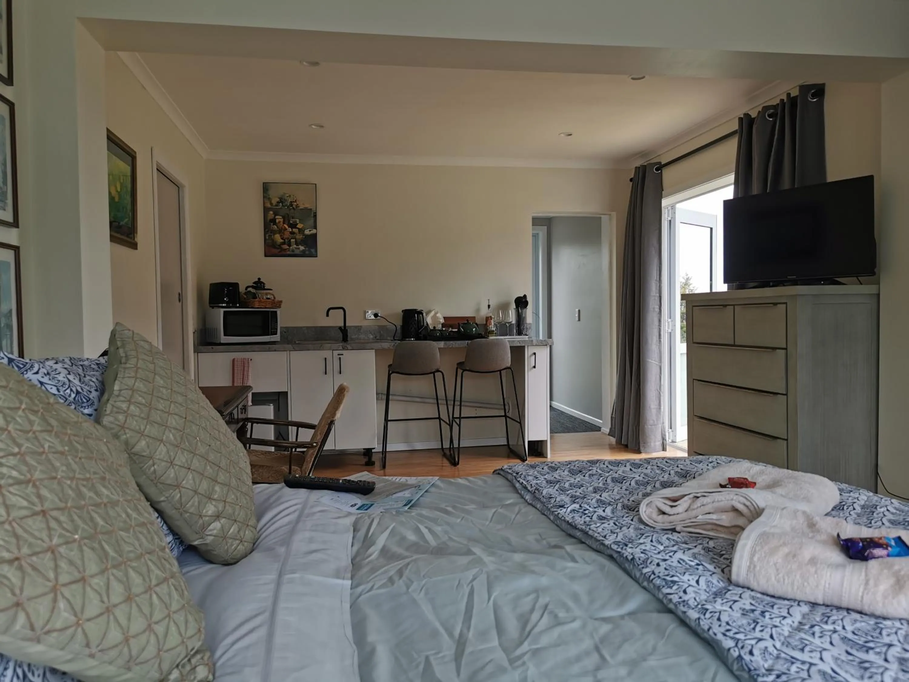 Kitchen or kitchenette, Bed in Geyser Lookout BnB