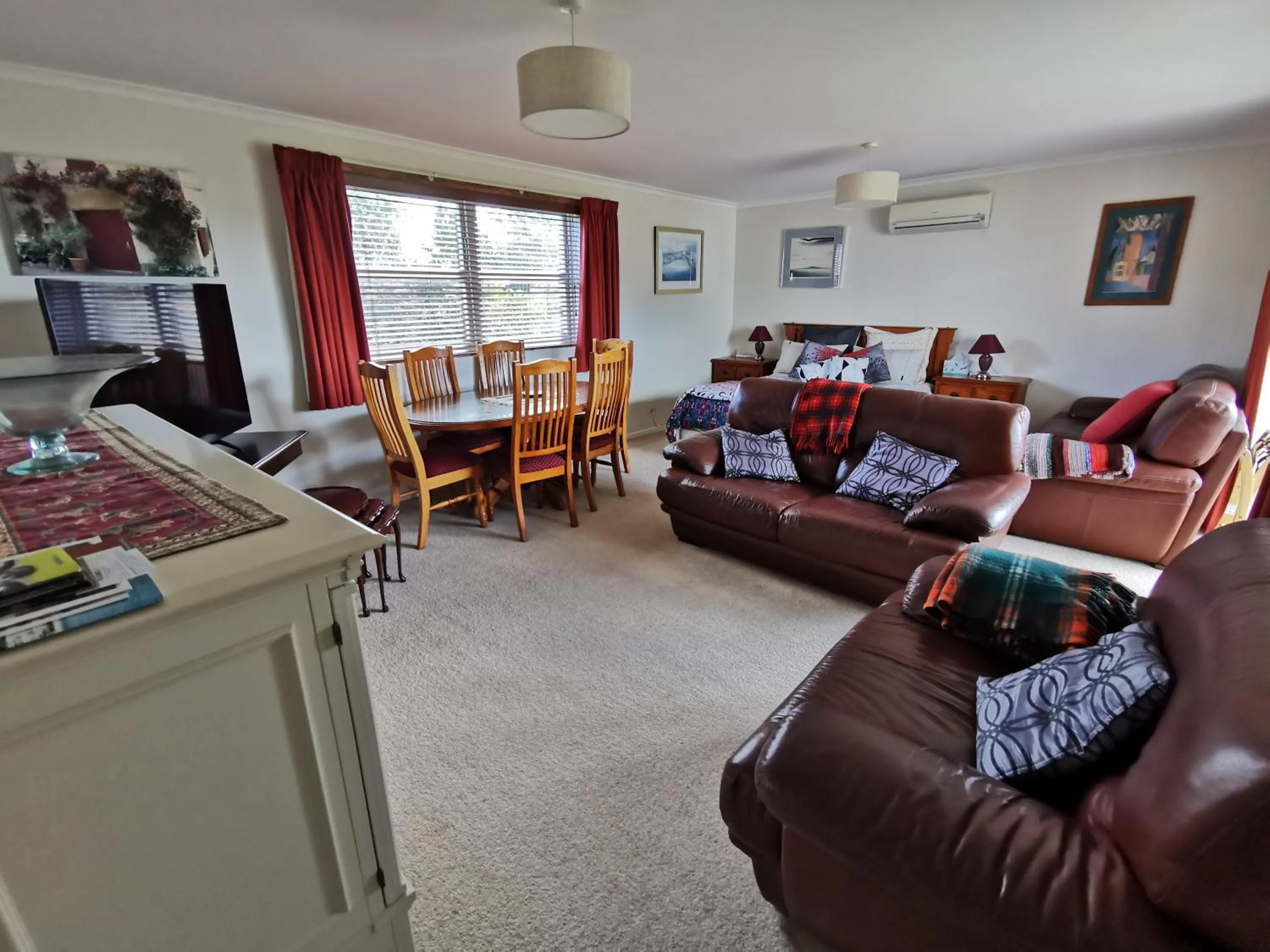 Living room in Geyser Lookout BnB